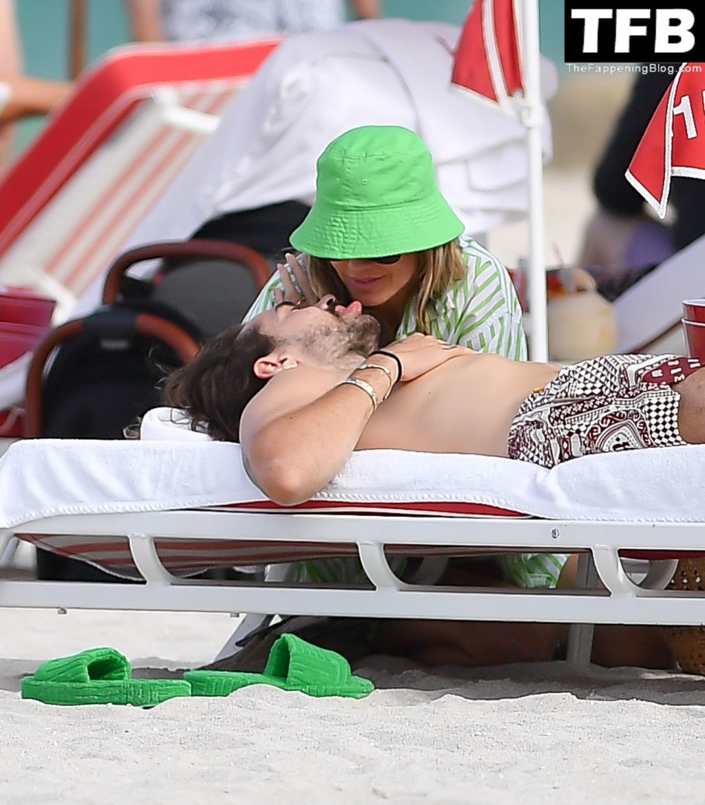 Heidi Klum &amp; Tom Kaulitz Look Loved Up in Miami Beach (14 Photos)