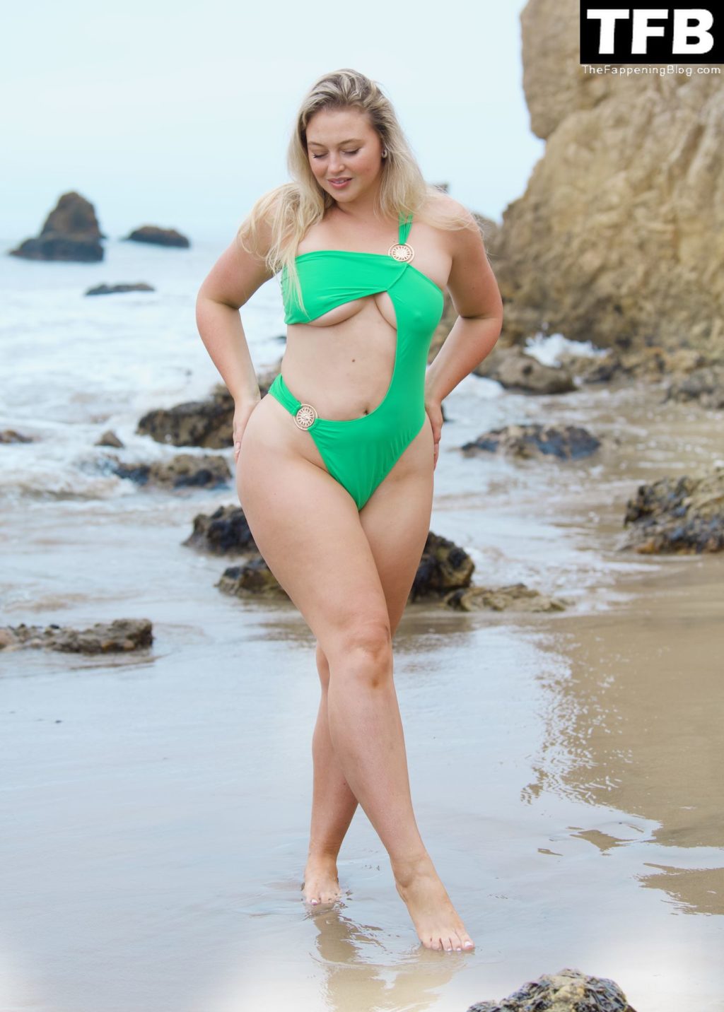 Iskra Lawrence Puts Her Beautiful Curves on Display for a New Malibu Shoot (16 Photos)