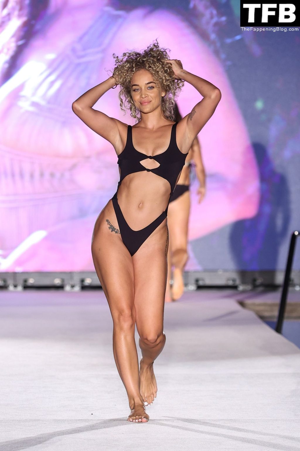 Jasmine Sanders Walks the Runway for the Sports Illustrated Swimsuit Show in Miami Beach (19 Photos)