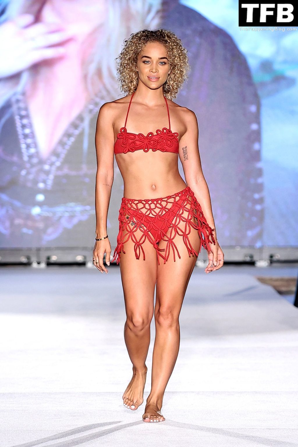 Jasmine Sanders Walks the Runway for the Sports Illustrated Swimsuit Show in Miami Beach (19 Photos)