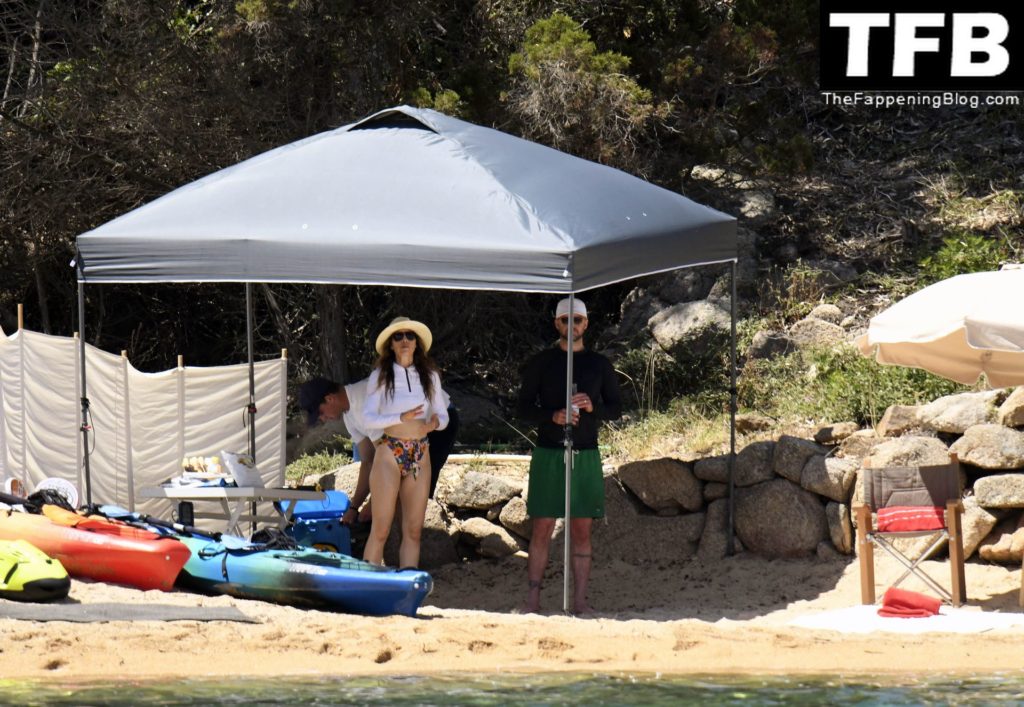 Jessica Biel &amp; Justin Timberlake Relax on a Beach in Sardinia (47 Photos)