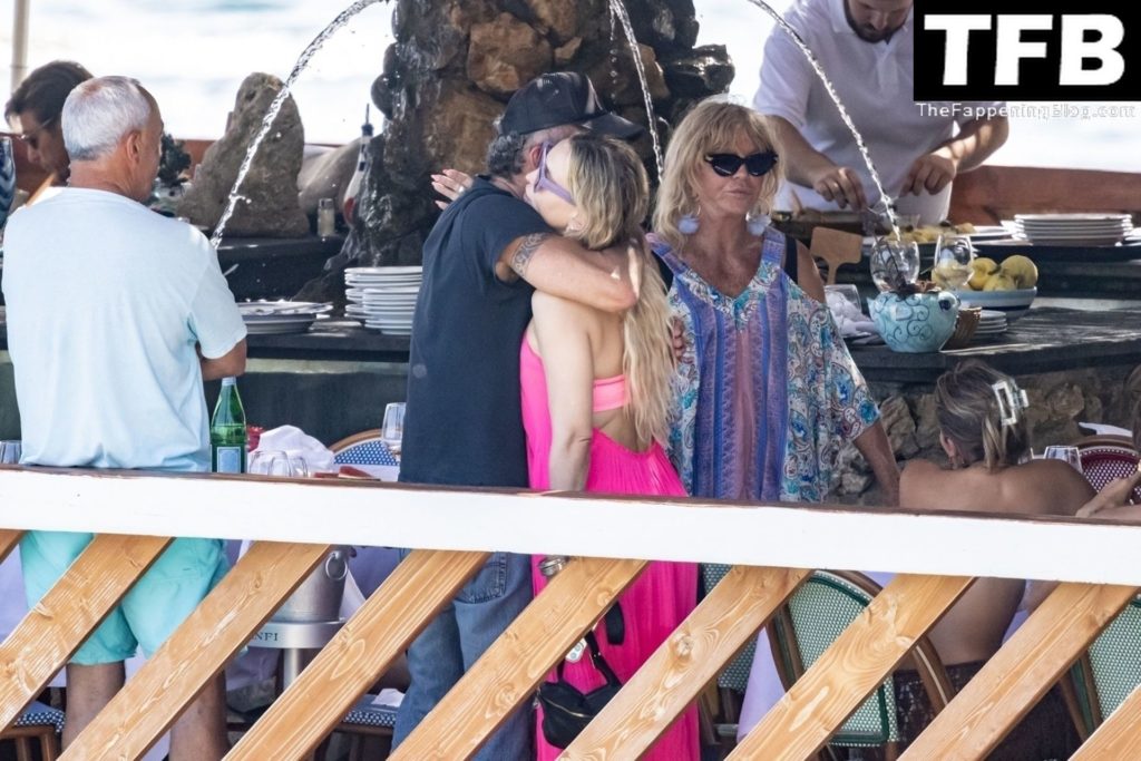 Kate Hudson is Seen on Her Family Trip to Nerano (68 Photos)