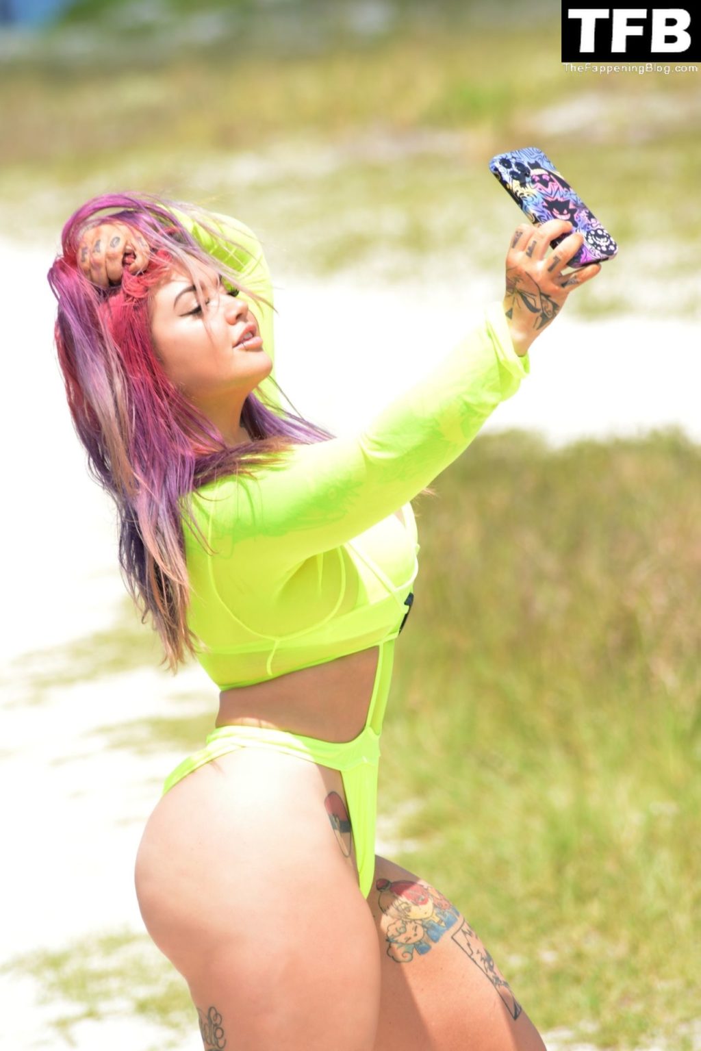 Lola Rampage Gets Attention at South Beach (7 Photos)