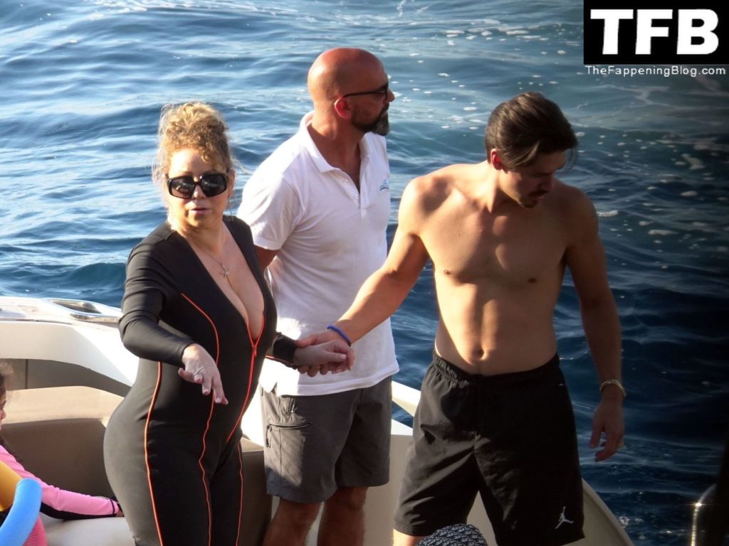 Busty Mariah Carey Takes a Dip in the Sea in Capri (73 Photos)