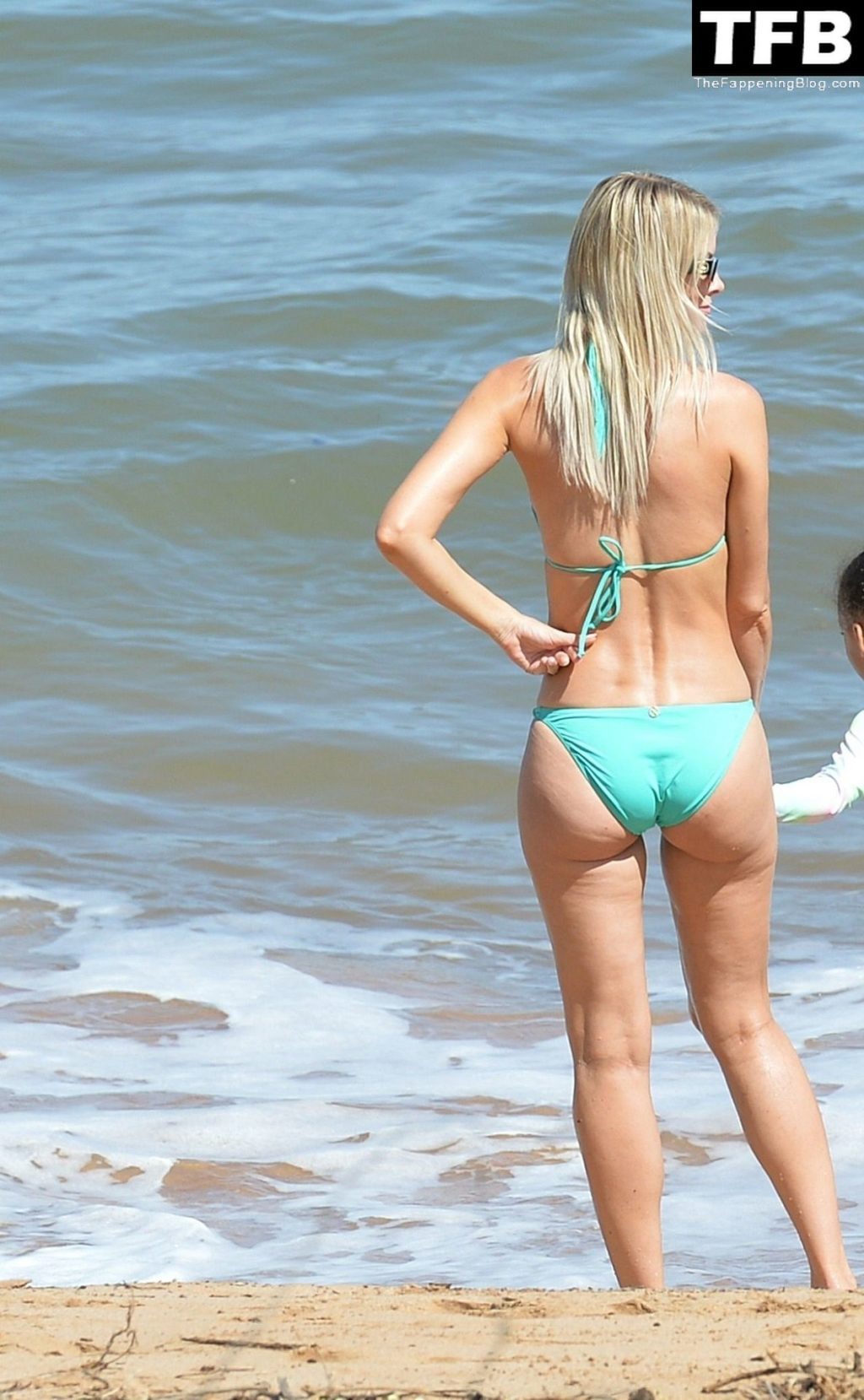 Paige Butcher Looks Stunning in a Bikini on the Beach in Hawaii (10 Photos)