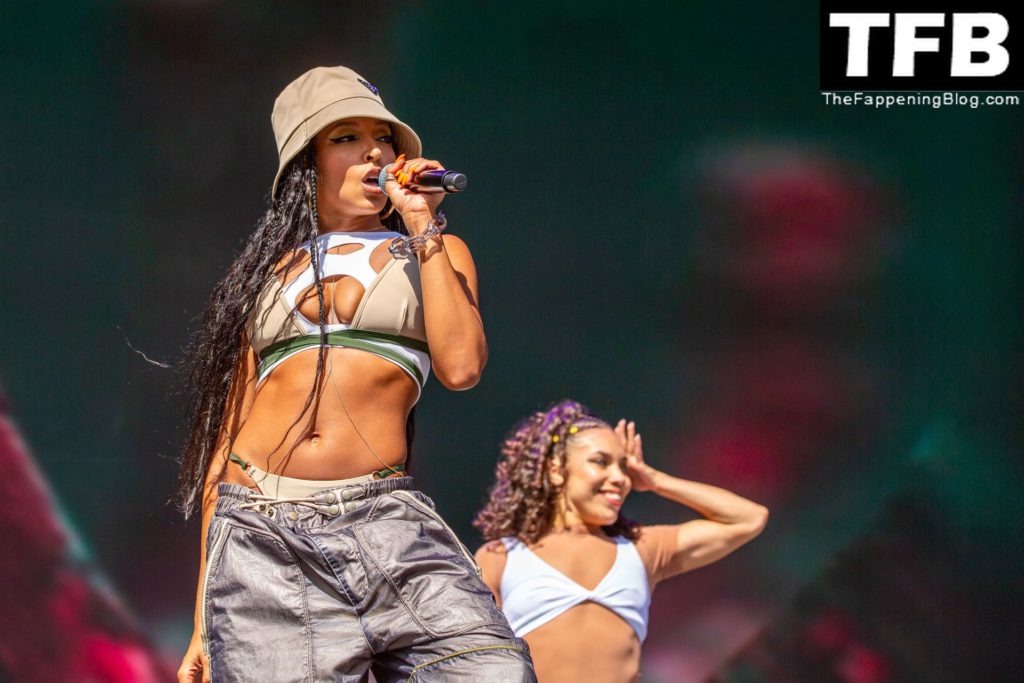 Tinashe Shows Off Her Sexy Tits at the Lollapalooza Chicago 2022 (9 Photos)