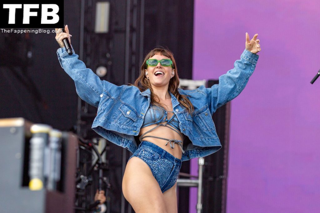 Tove Lo Flashes Her Nude Breasts at the Lollapalooza 2022 (10 Photos)