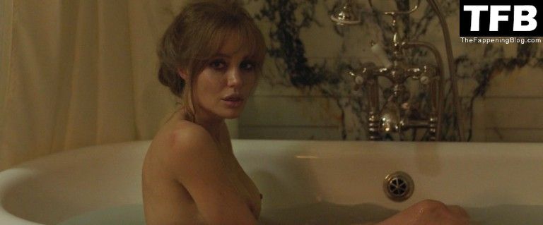 Angelina Jolie Nude &amp; Sexy Collection – Part 2 (71 Photos)