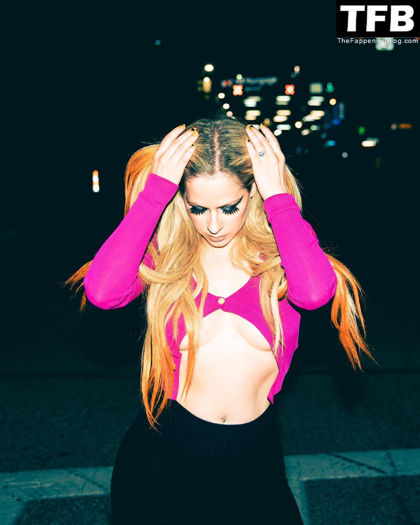 Avril Lavigne Braless (4 Photos)