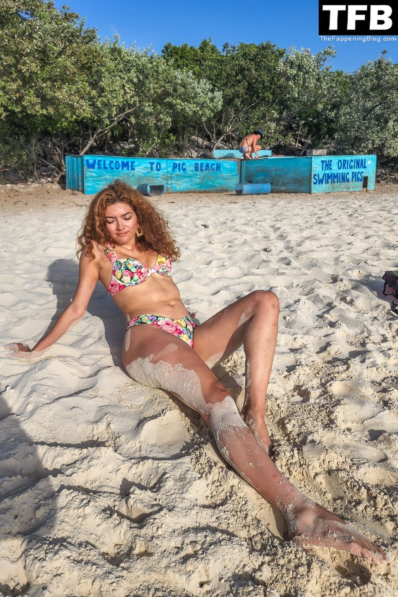 Blanca Blanco Visits the World Famous Pig Beach in the Bahamas (29 Photos)