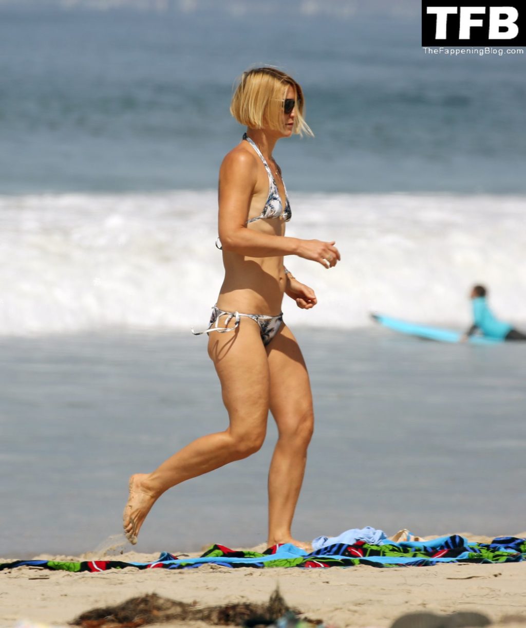 Claire Danes Shows Off Her Fit Physique on the Beach in Malibu (29 Photos)