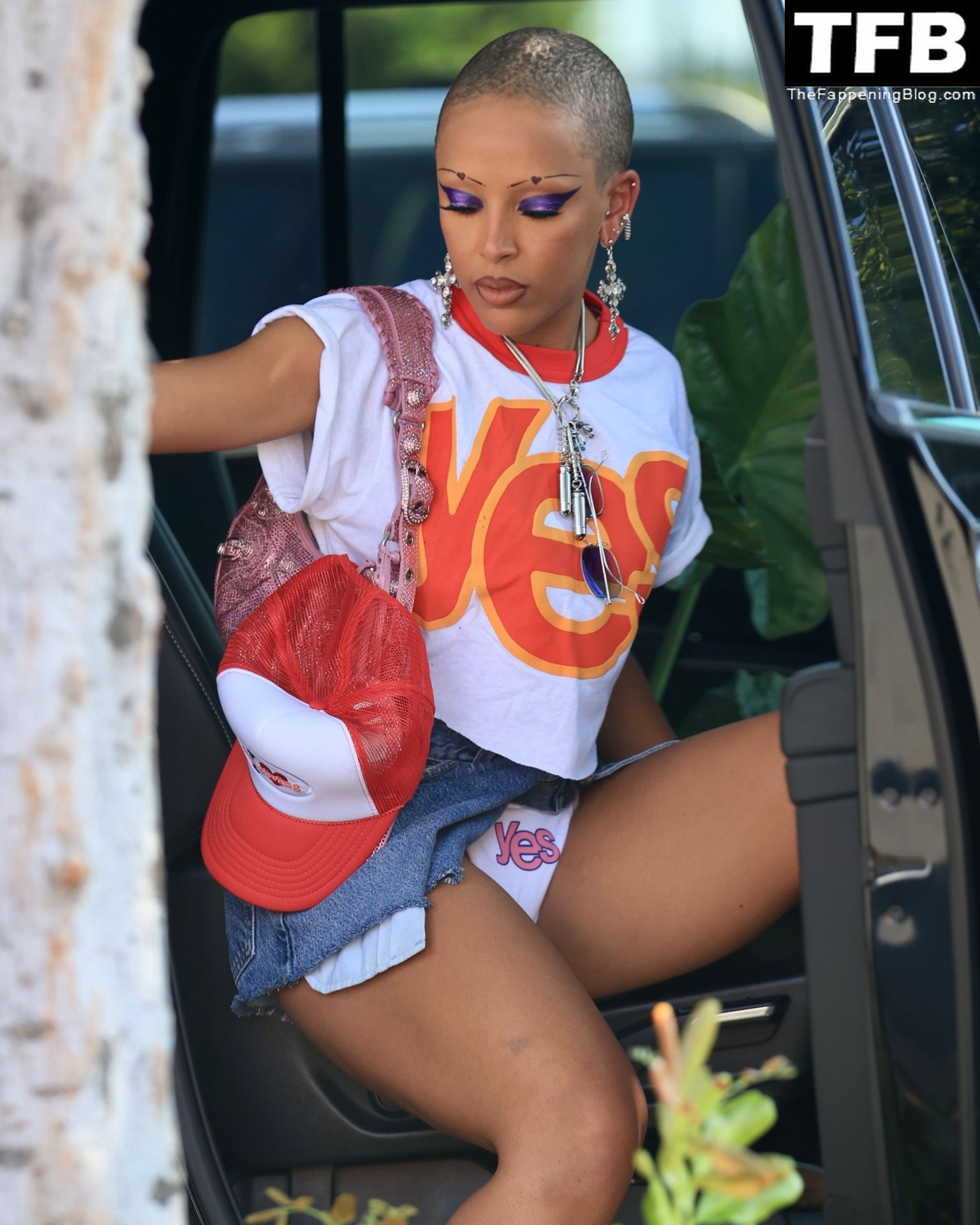 Doja Cat Puts on a Sexy Display While Spotted Shopping in Calabasas (7 Photos)