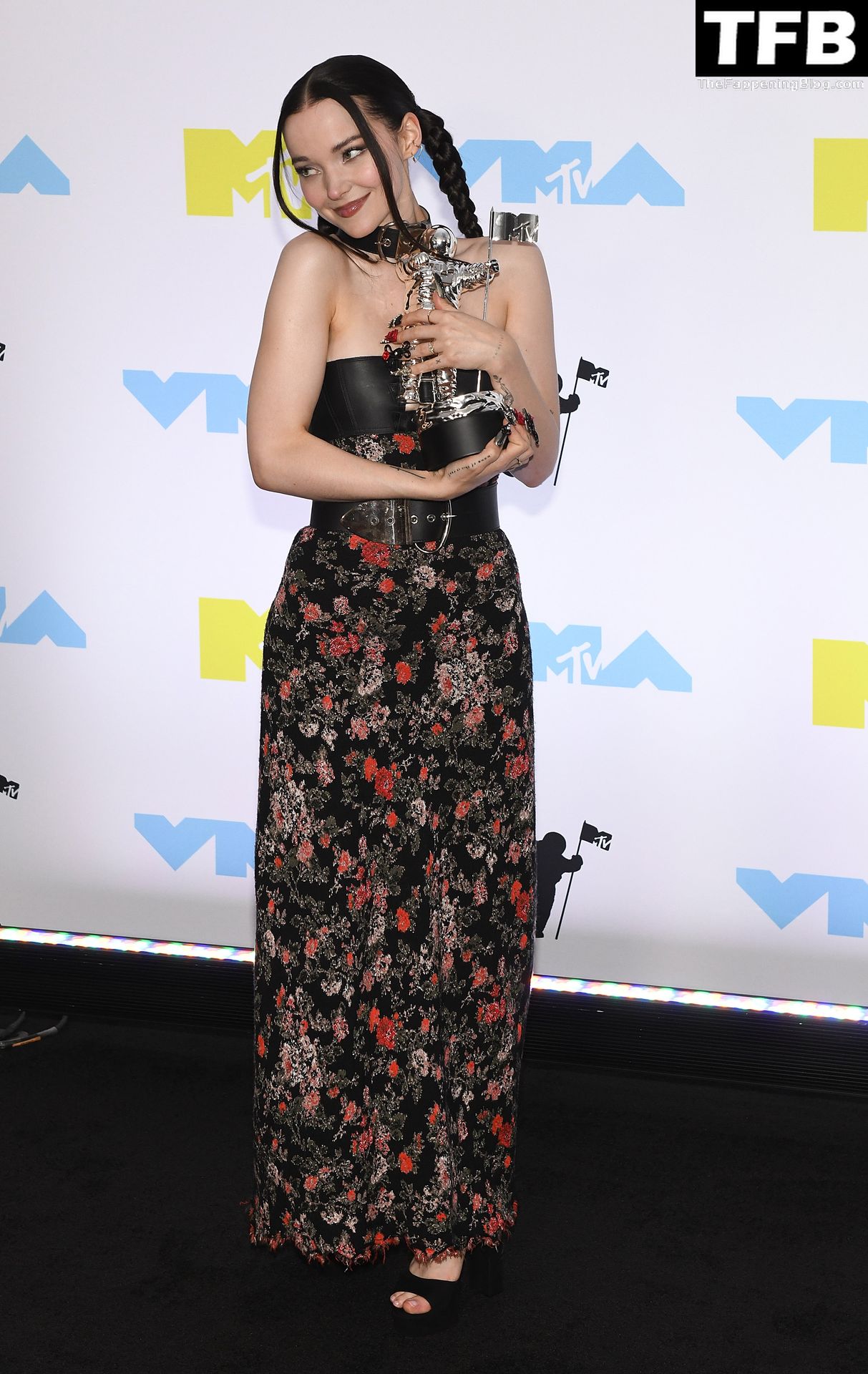 Dove Cameron Flaunts Her Sexy Tits at the 2022 MTV VMAs in Newark (56 Photos)
