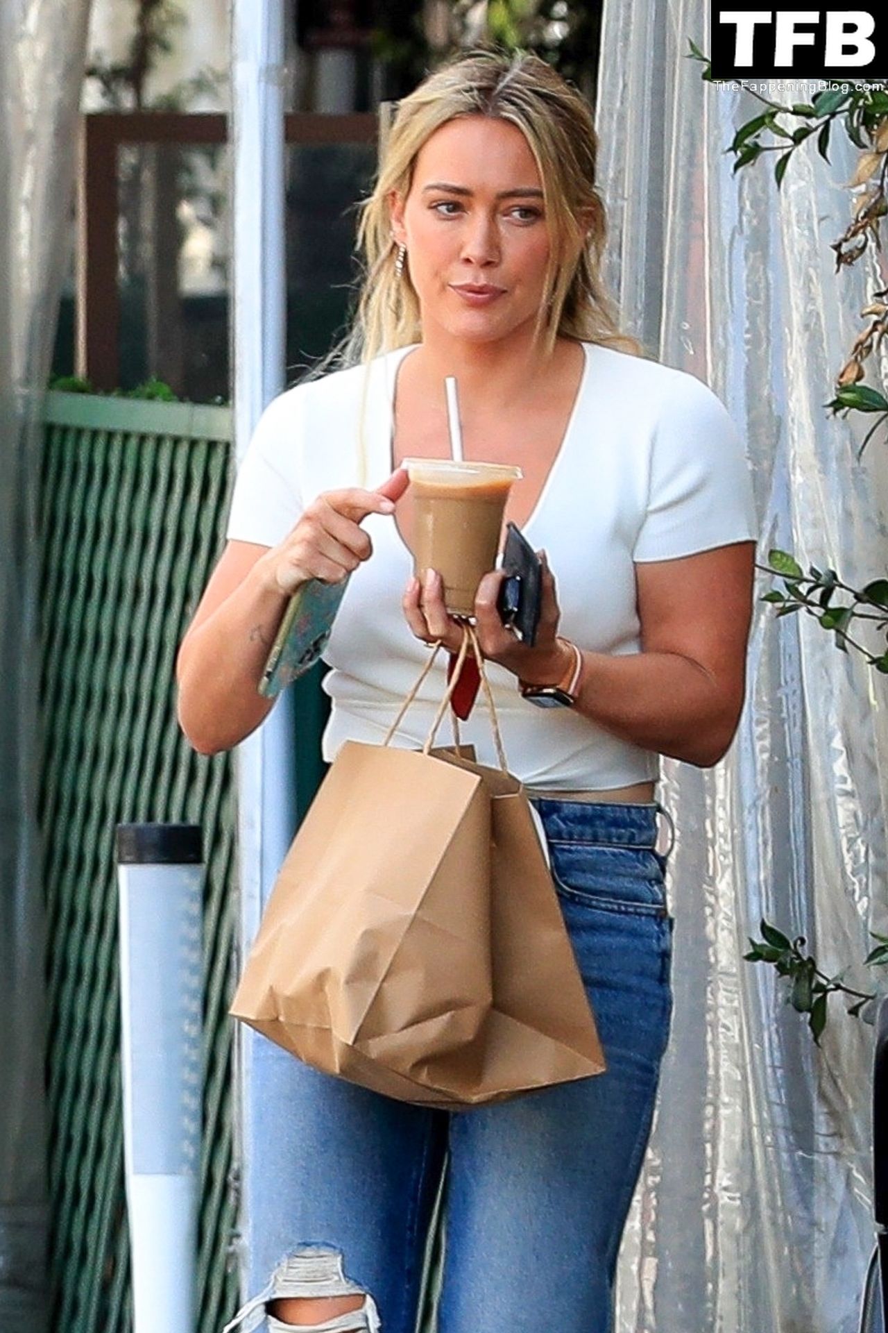 Hilary Duff Looks Effortlessly Beautiful While Picking Up Food in Beverly Hills (15 Photos)
