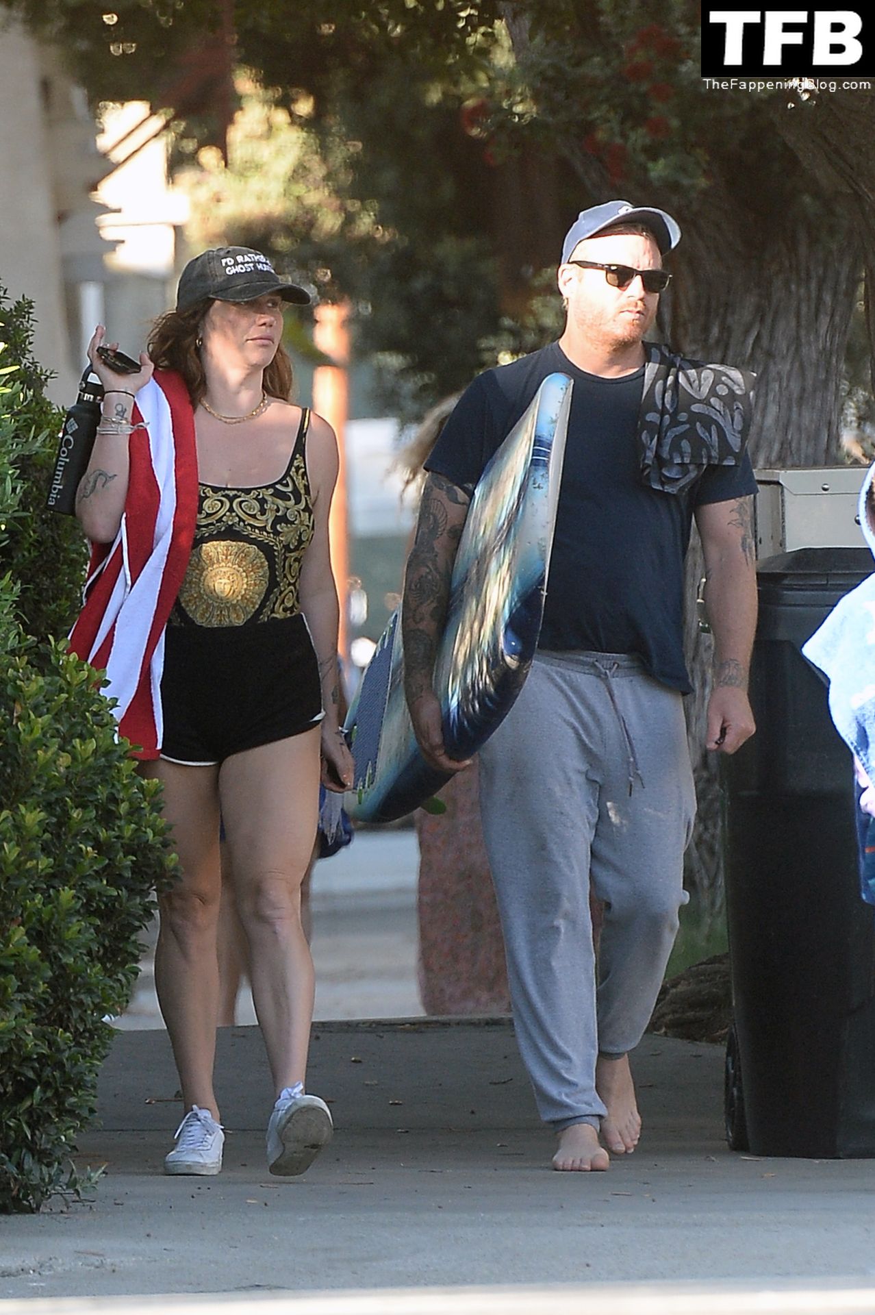 Kesha Heads to the Beach with Friends in Los Angeles (30 Photos)