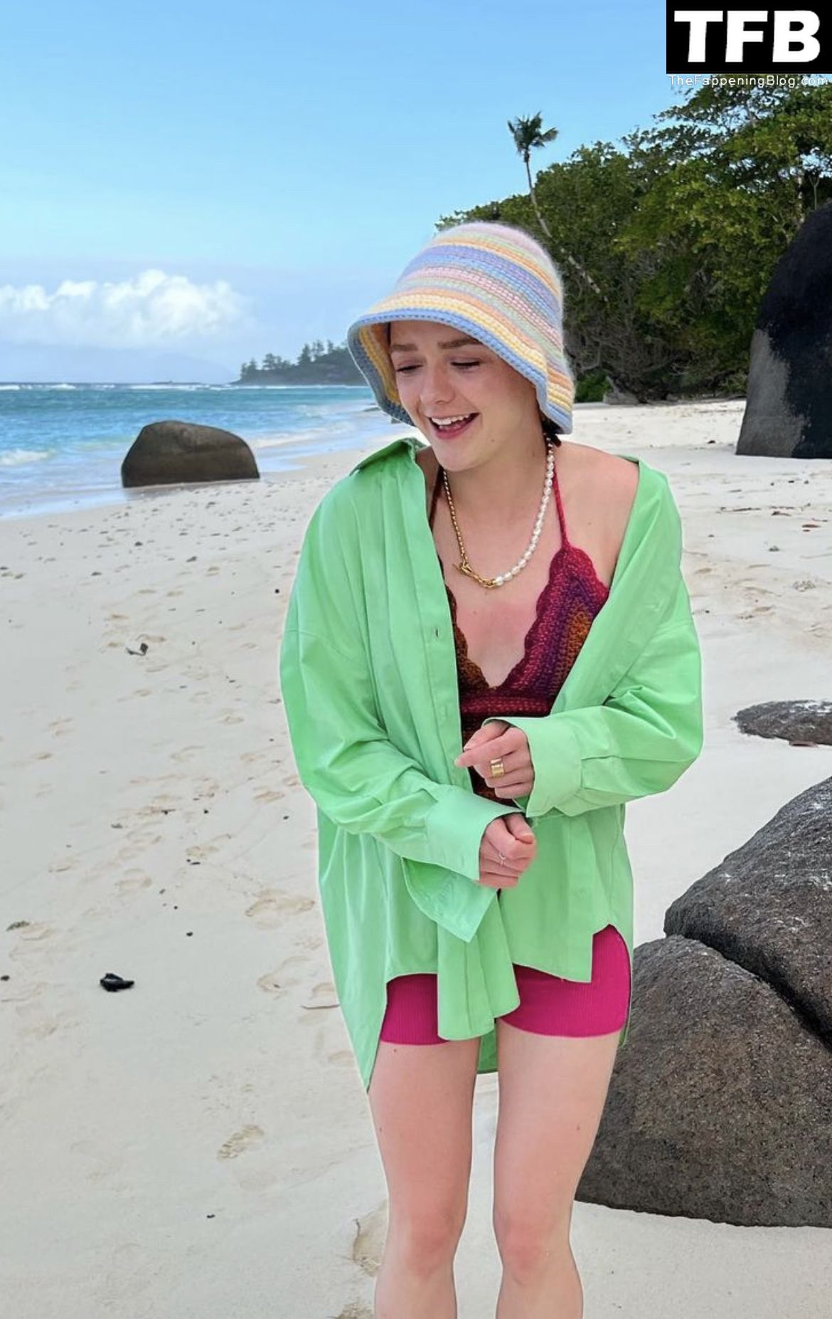 Maisie Williams Nude &amp; Sexy Collection (7 Photos + Video)