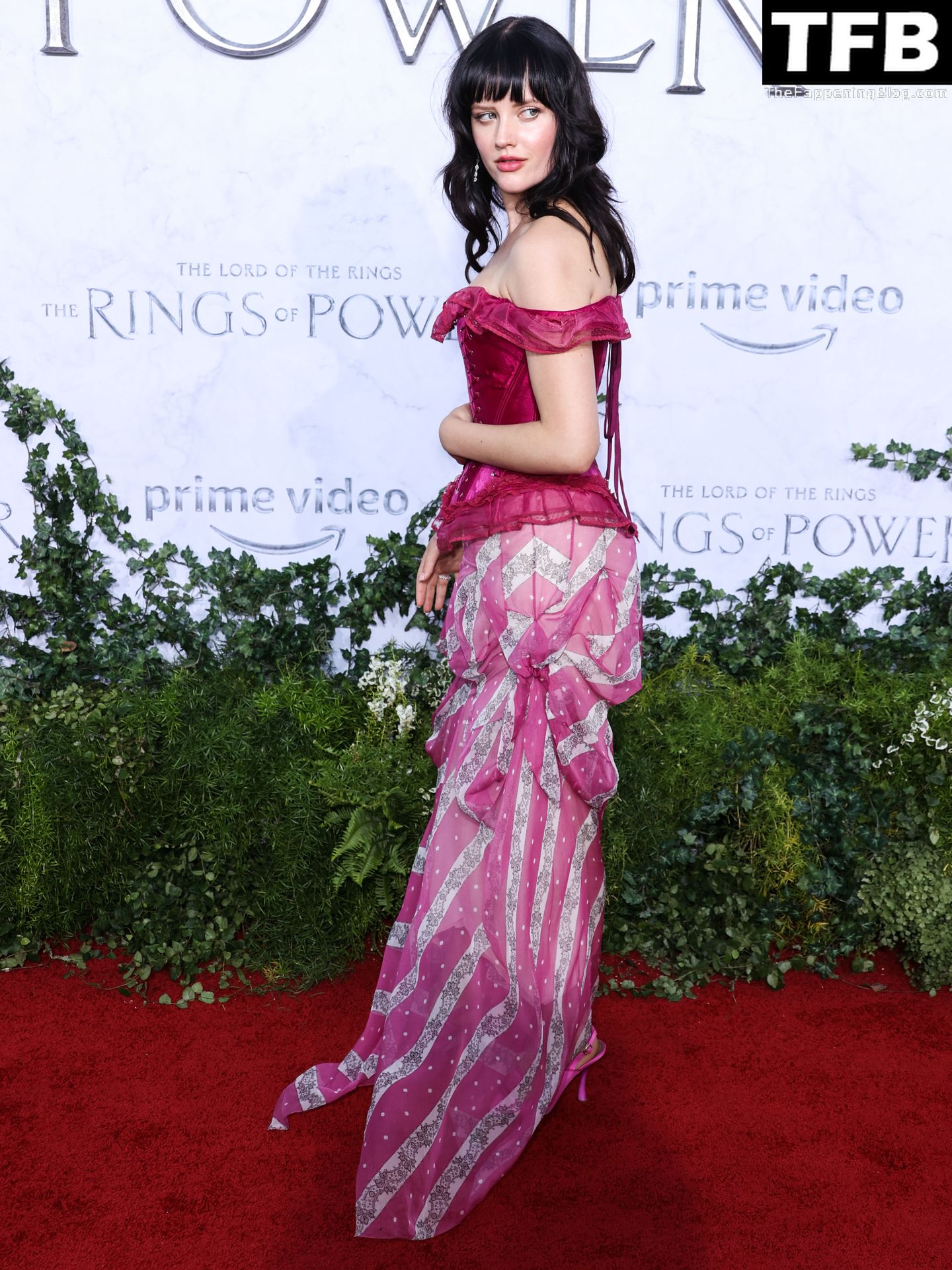 Markella Kavenagh Flaunts Her Cleavage at the Premiere of “The Lord of the Rings: The Rings of Power” in LA (40 Photos)