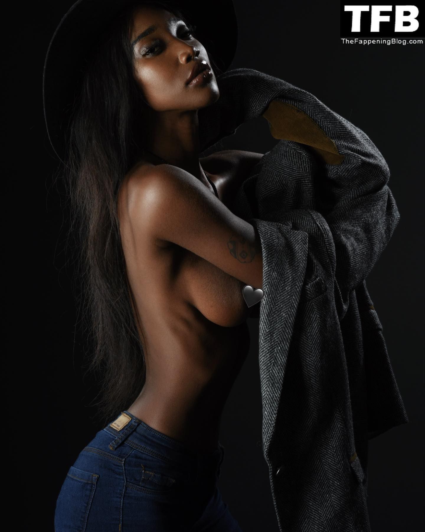Mimi Desuka Nude &amp; Sexy (20 Photos)