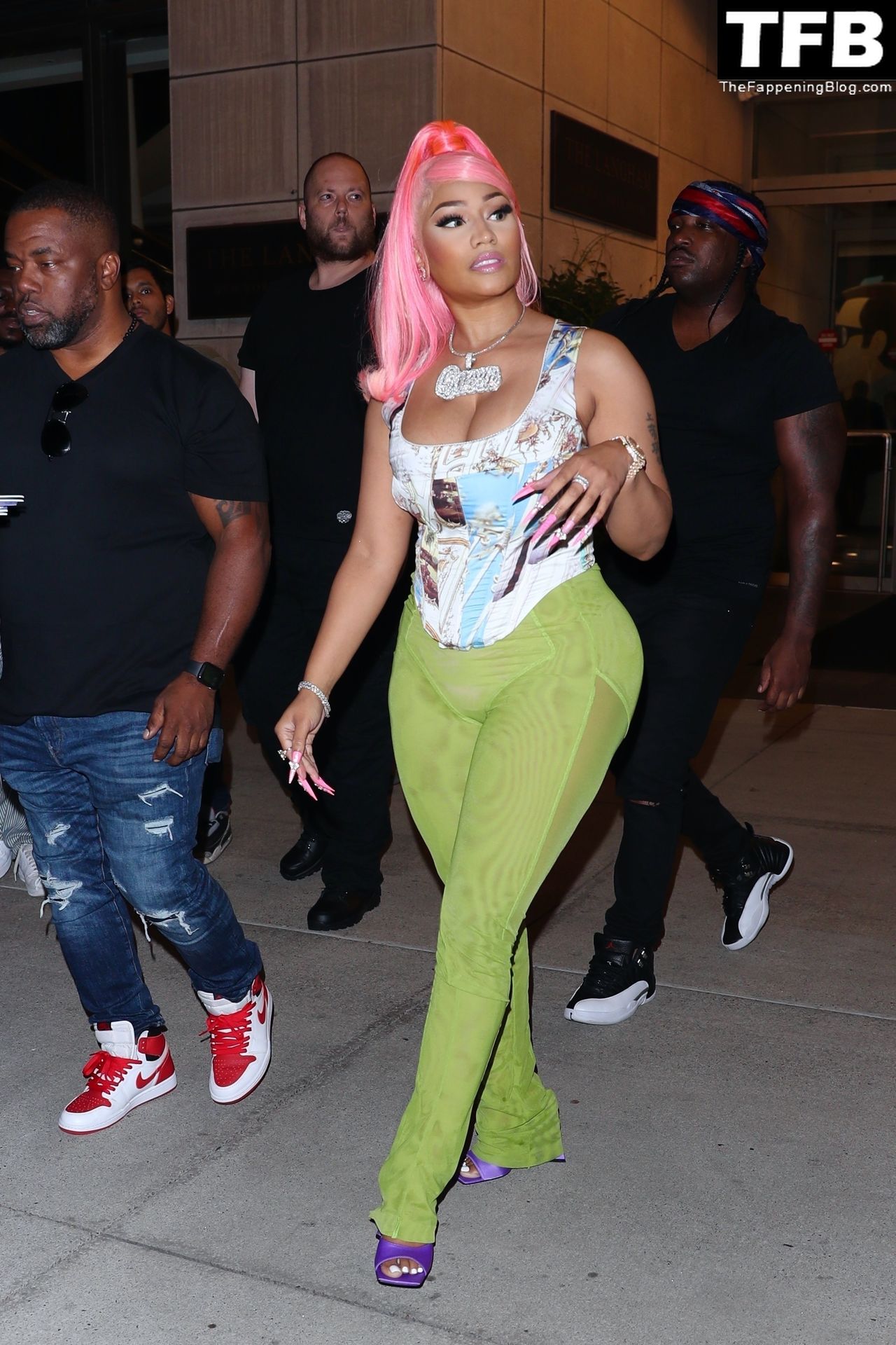 Nicki Minaj Checks Out of Her Hotel After Her Epic Night at the MTV VMA’s i...
