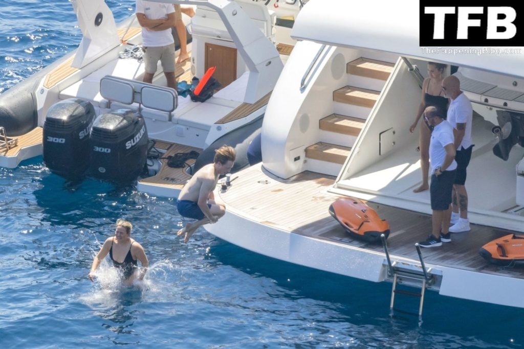 Selena Gomez Enjoys a Little Fun in the Sun During Her Italian Vacation in Positano (118 Photos)