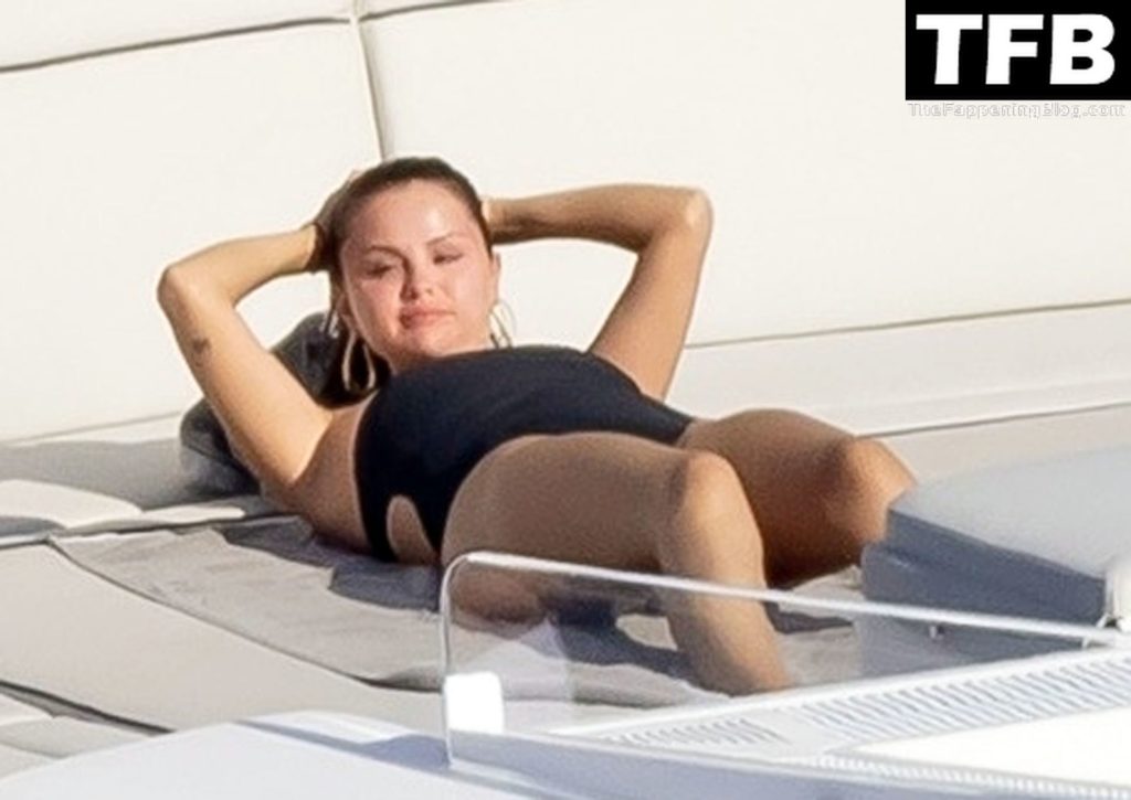 Selena Gomez Enjoys a Little Fun in the Sun During Her Italian Vacation in Positano (118 Photos)