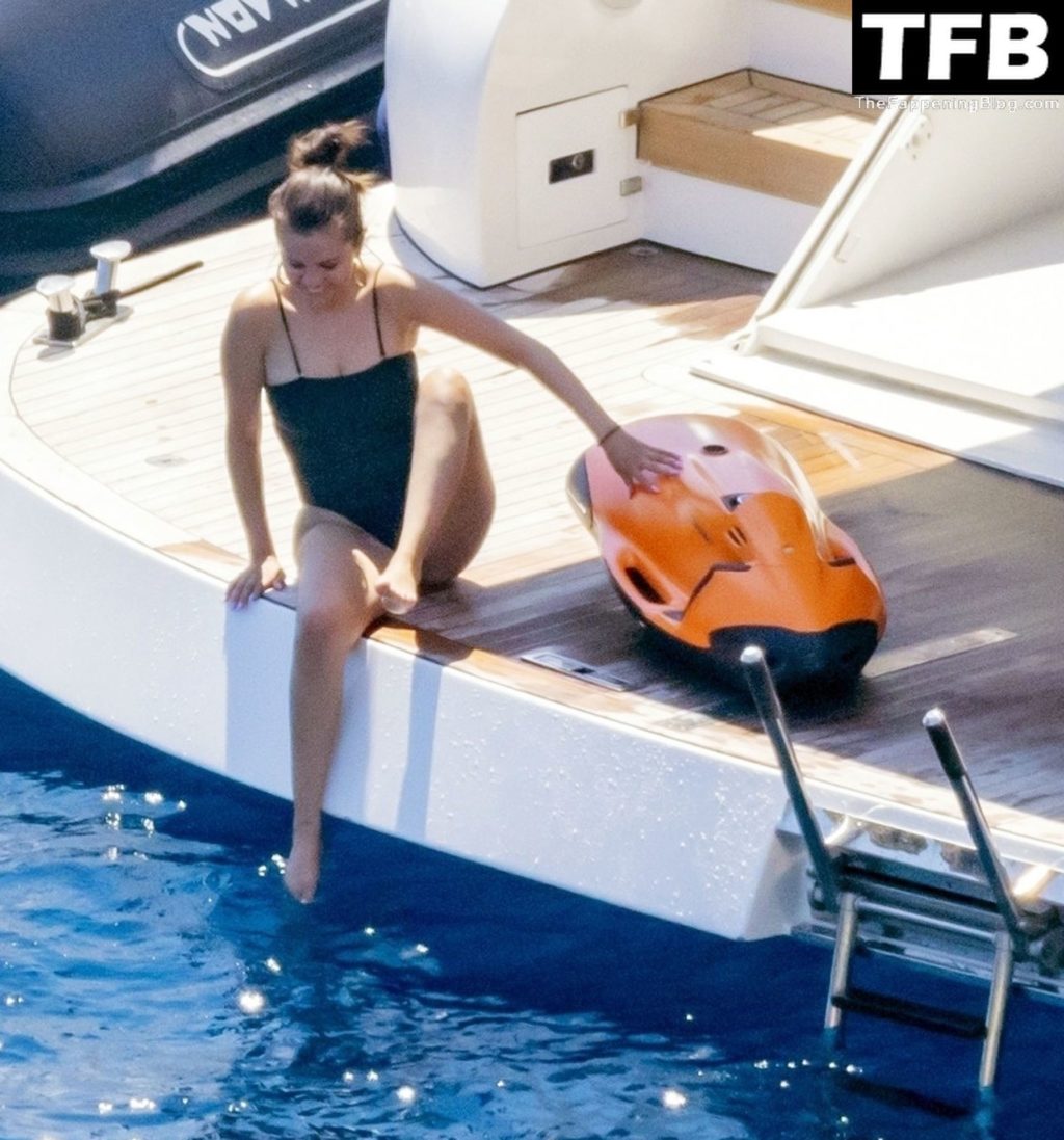 Selena Gomez Enjoys a Little Fun in the Sun During Her Italian Vacation in Positano (118 Photos)