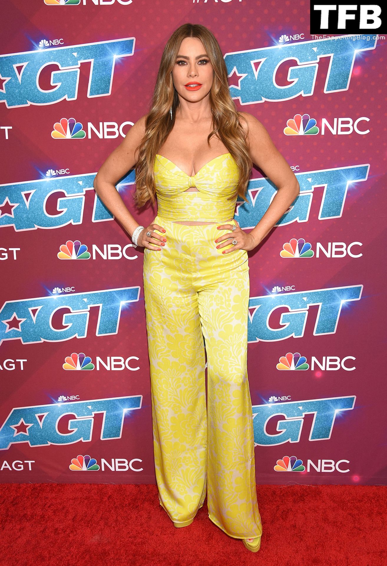 Sofi­a Vergara Flaunts Her Cleavage at the Red Carpet of the “America’s Got Talent” Season 17 Live Show (60 Photos)
