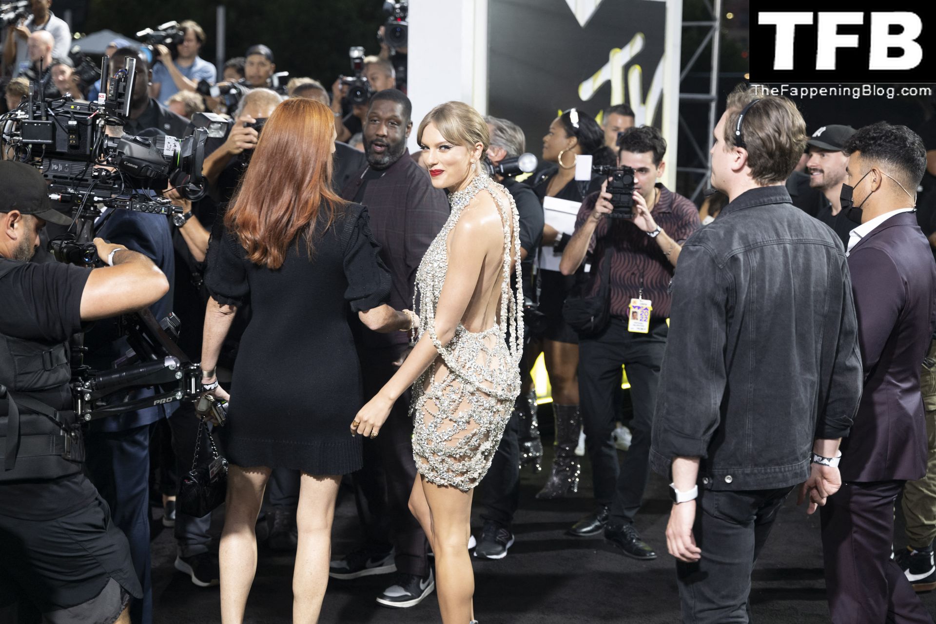 Taylor Swift Shows Off Her Sexy Legs at the 2022 MTV Video Music Awards in ...