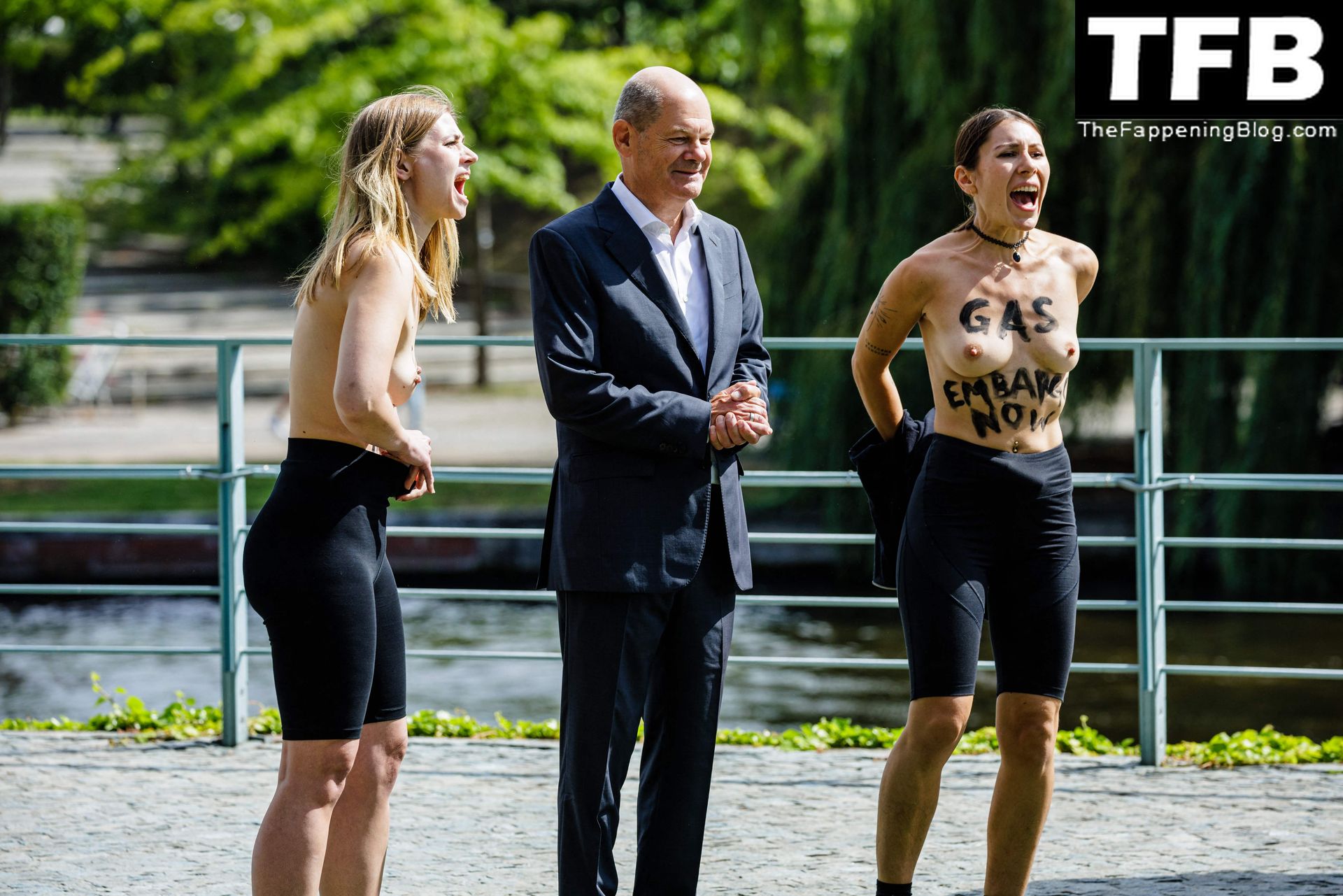 Topless Girls Pleases Olaf Scholz in Berlin (14 Photos)