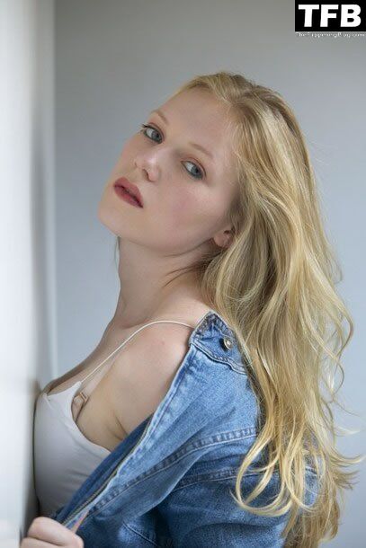 Emma Bell Nude &amp; Sexy Collection (15 Photos)