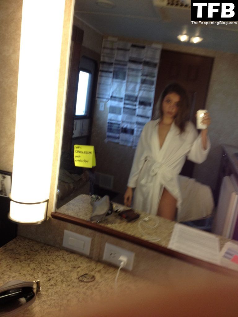 sarah-hyland-leaked-photo-68214-thefappeningblog.com_.jpg