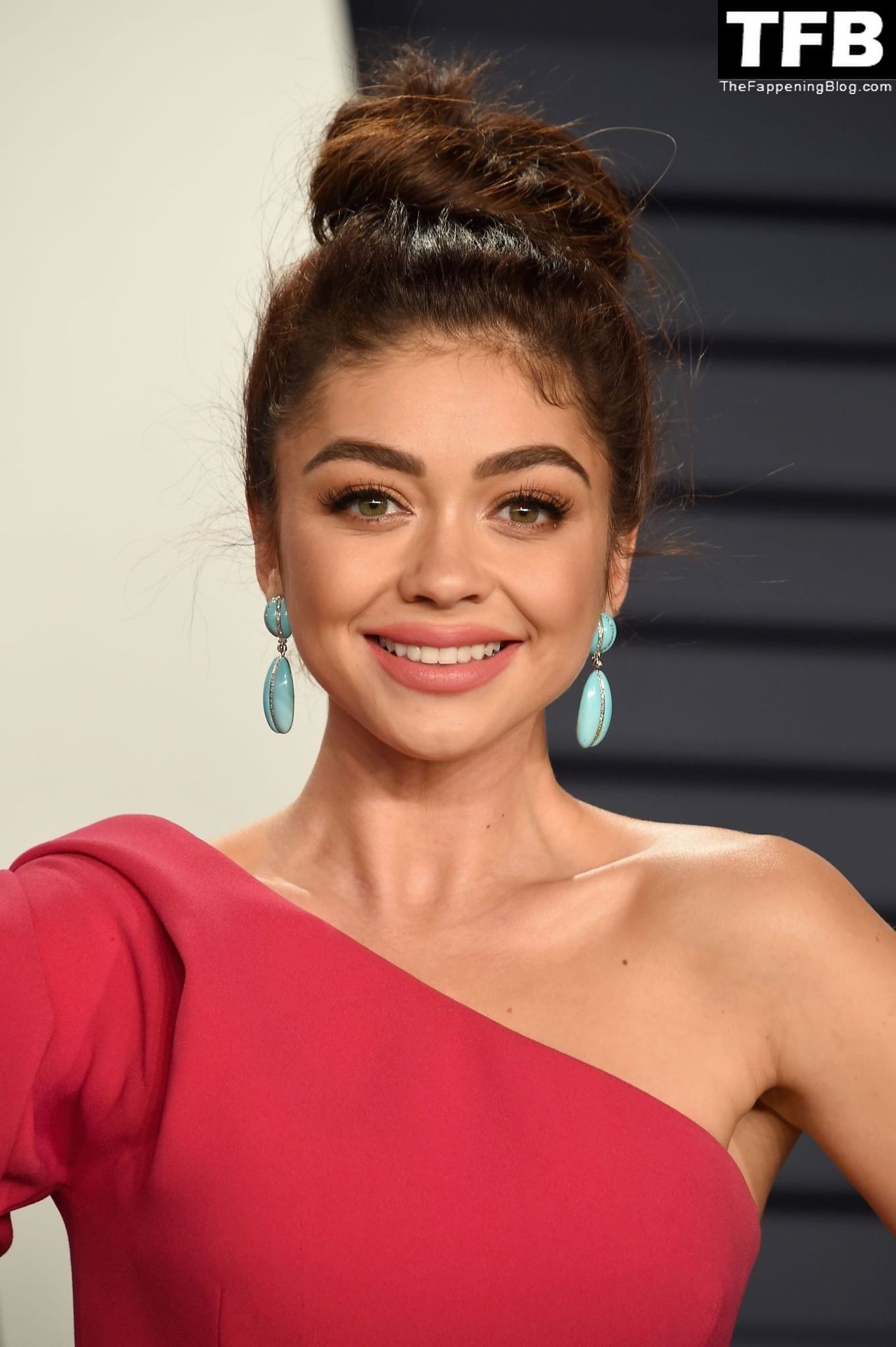 Unveiling The Truth Behind Sarah Hyland's Leaked Nude Controversy