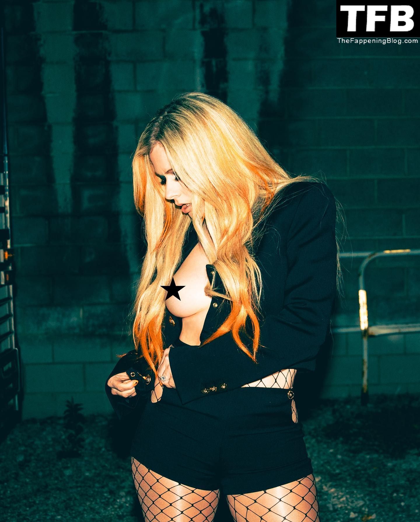 Avril-Lavigne-Braless-The-Fappening-Blog-2.jpg