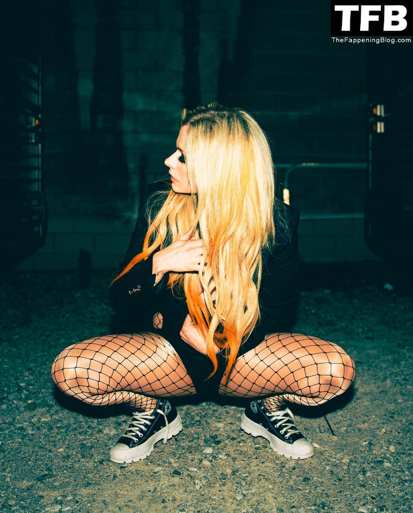 Avril Lavigne Poses Braless (4 Photos)