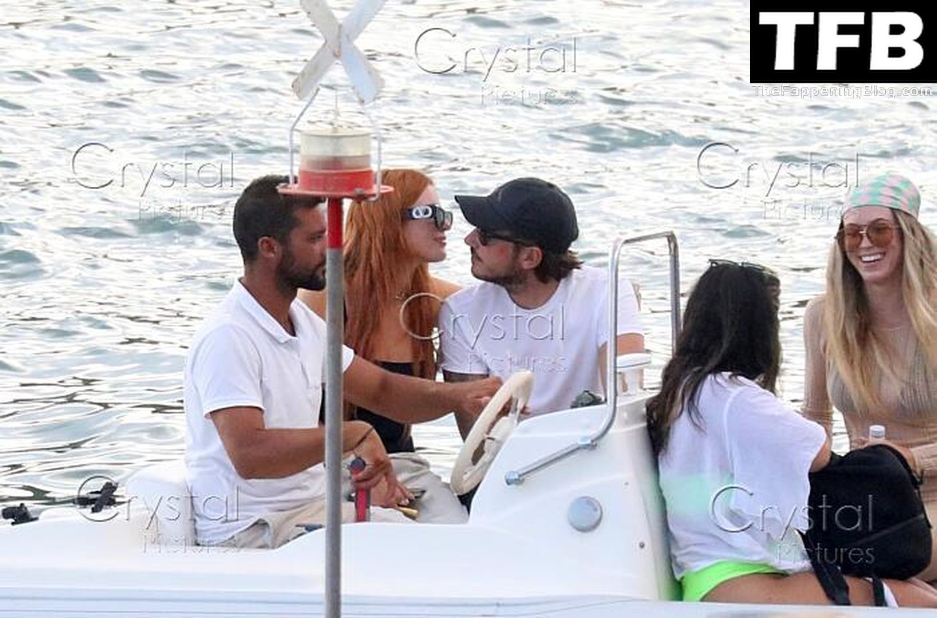 Bella Thorne Has a New Male Friend After Splitting Benjamin Mascolo (47 Pho...