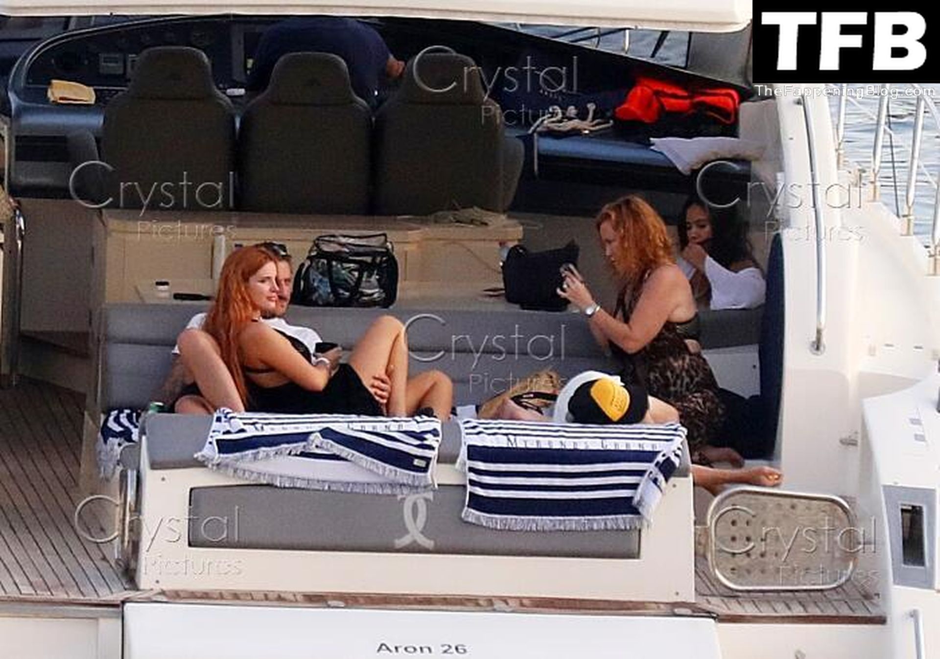 Bella Thorne Has a New Male Friend After Splitting Benjamin Mascolo (47 Pho...