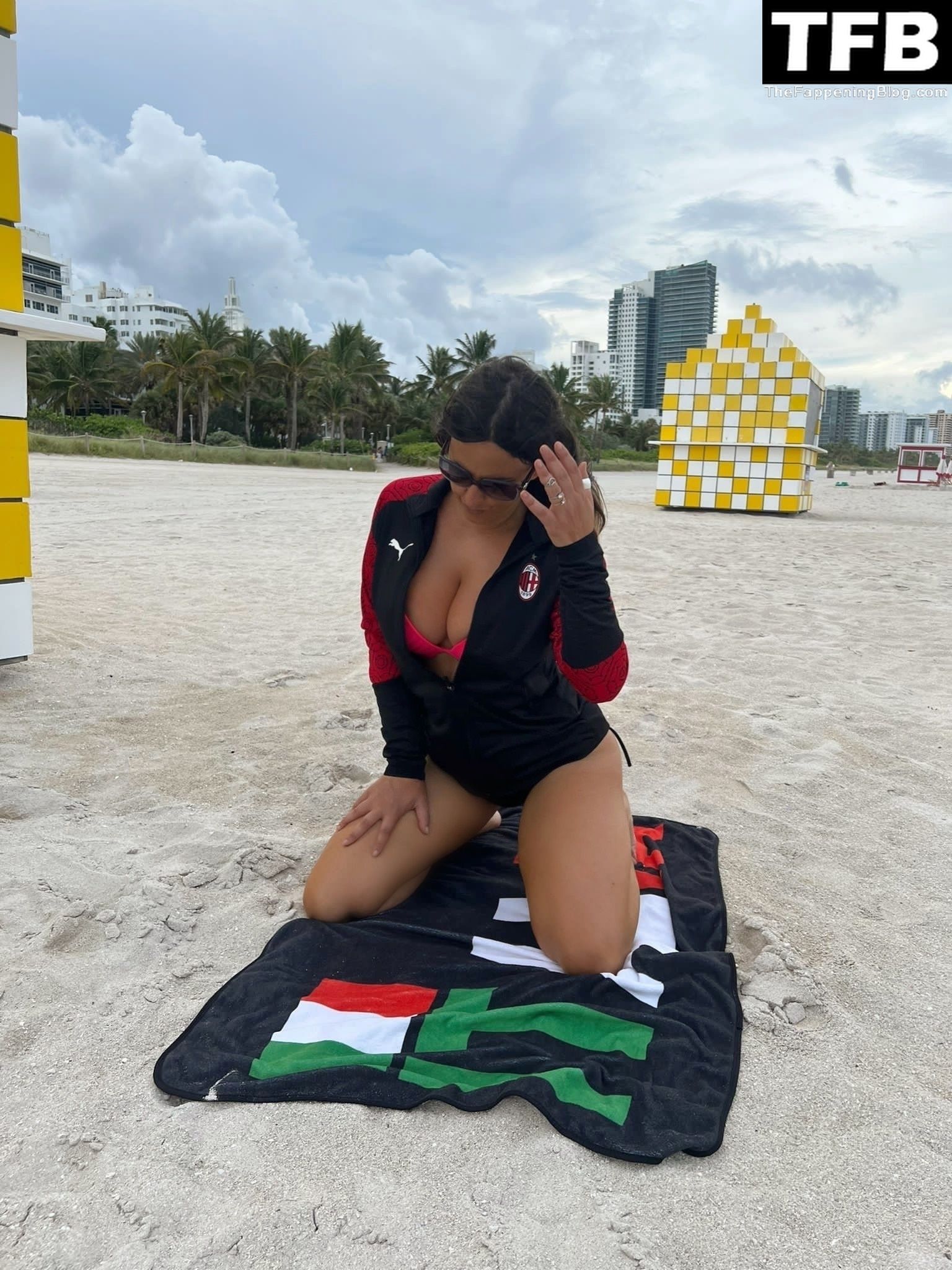 Claudia Romani on Beach (16 Photos) - Sexy e-Girls 🔞.