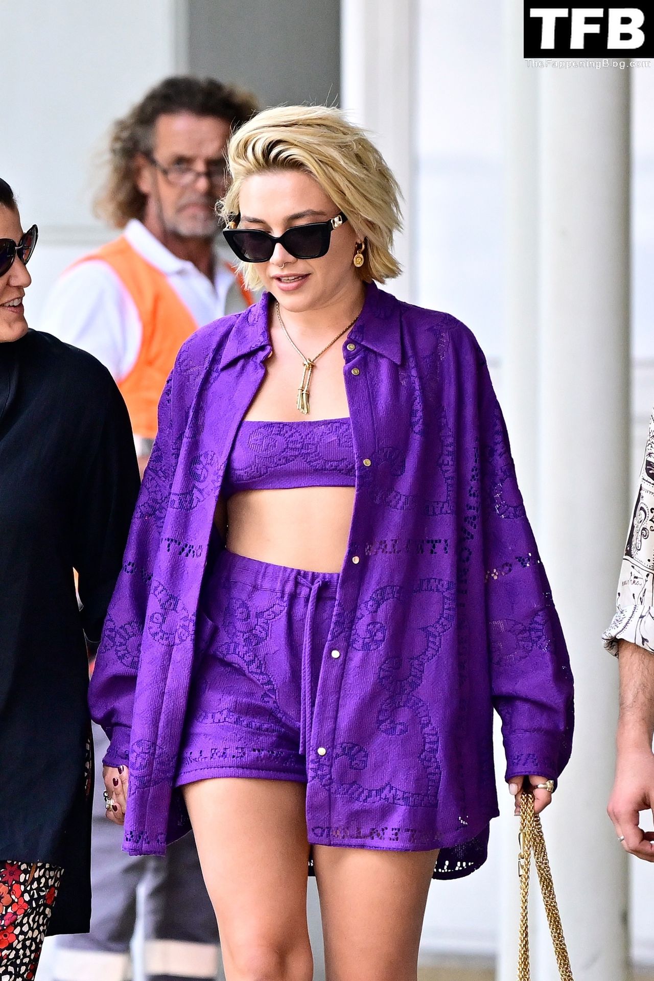 Leggy Florence Pugh is Spotted at Venice Airport (27 Photos)