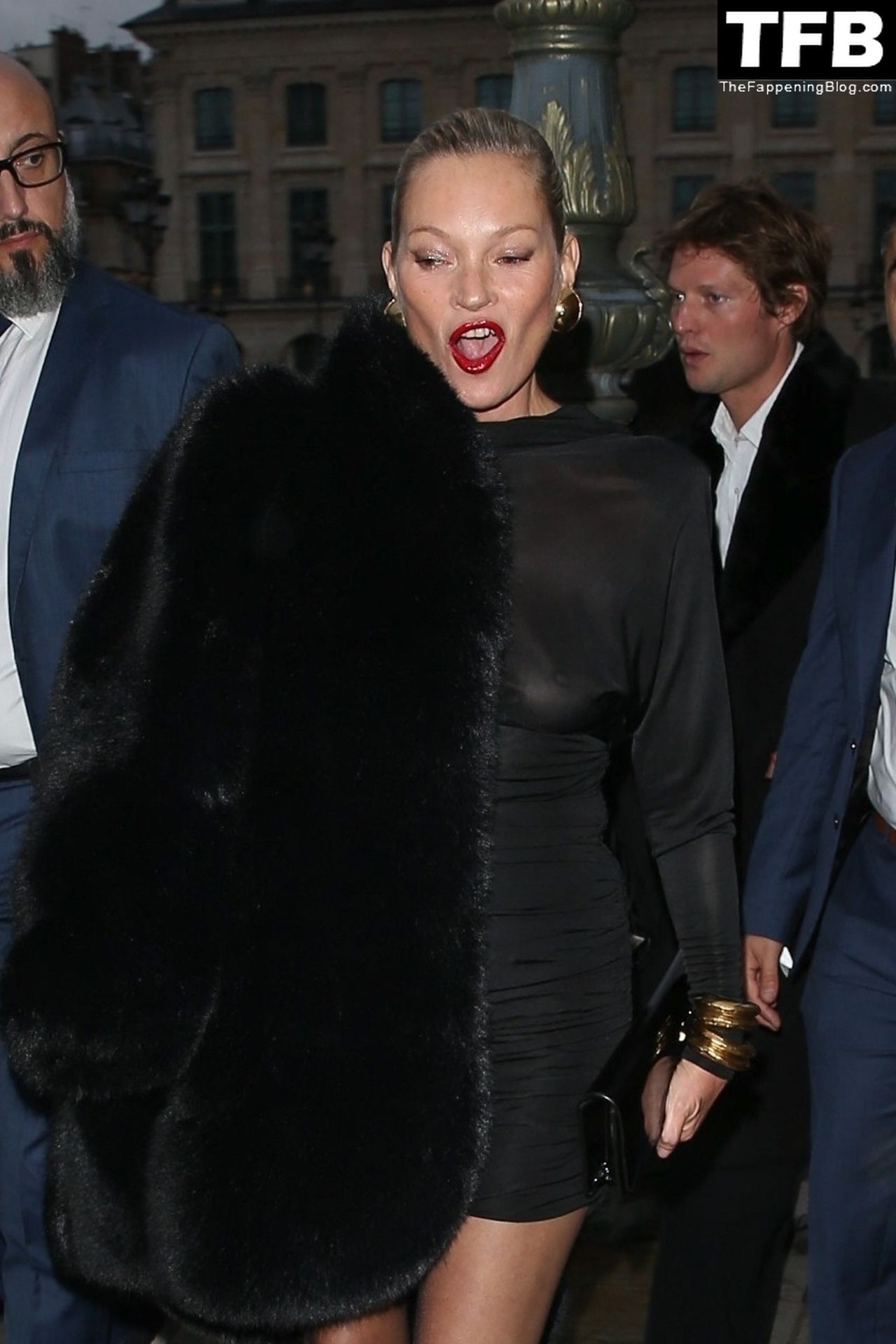 Kate Moss Flashes Her Nude Tits as She Arrives at the Saint Laurent Fashion Show in Paris (99 Photos)