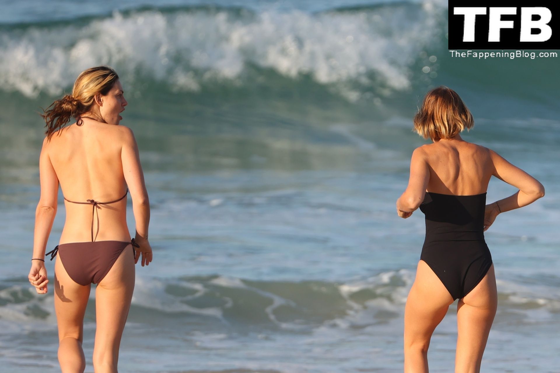 Lara Worthington &amp; Phoebe Tonkin Enjoy a Day on the Beach in Sydney (98 Photos)
