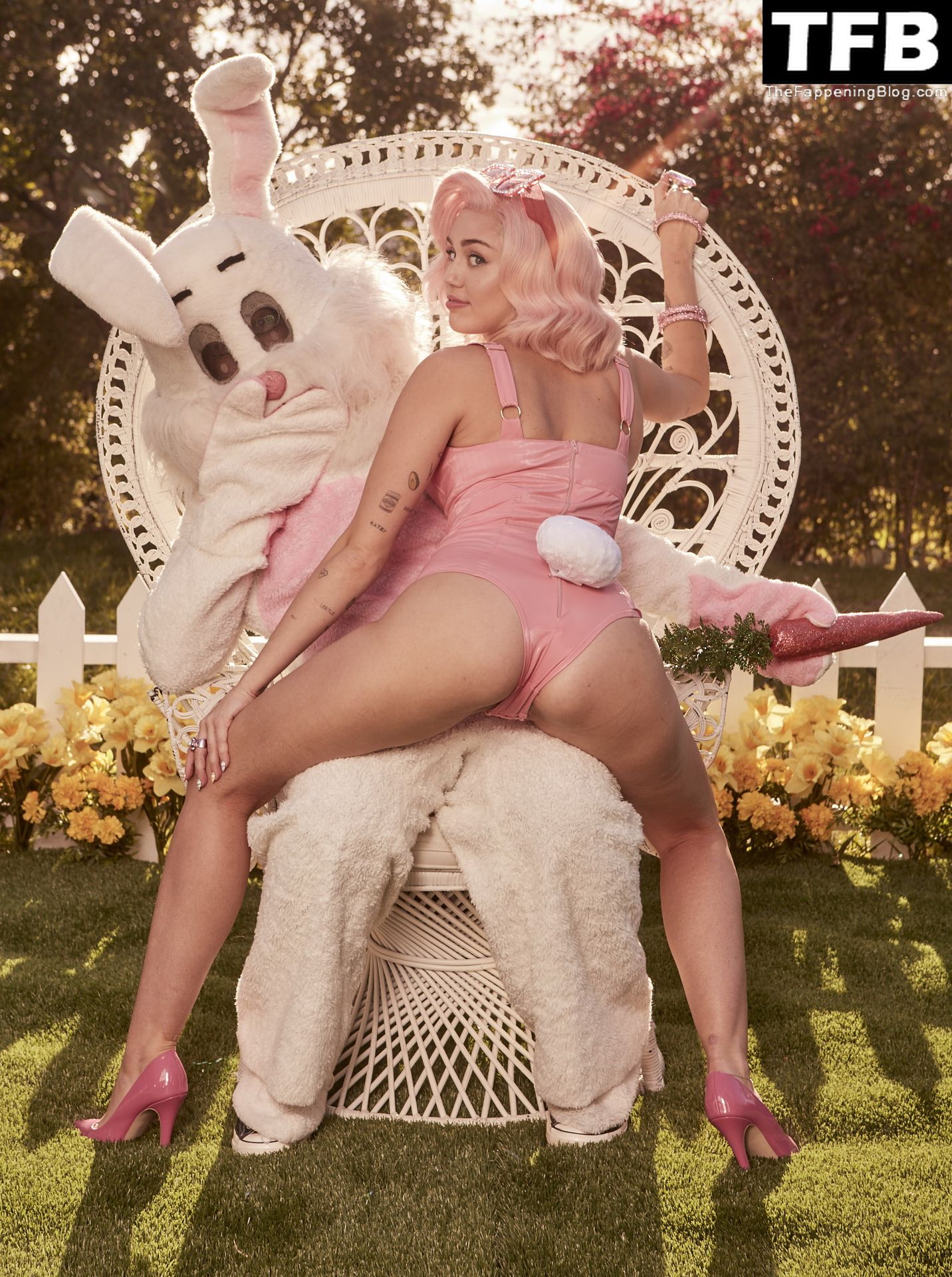 Miley-Cyrus-Nude-Sexy-Vogue-Magazine-Outtakes-The-Fappening-Blog-42.jpg