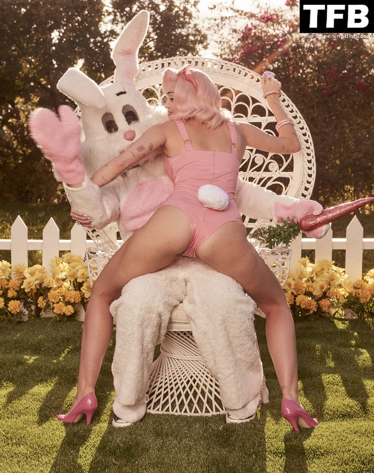 Miley Cyrus Nude &amp; Sexy – Vogue Magazine Outtakes (86 Photos)