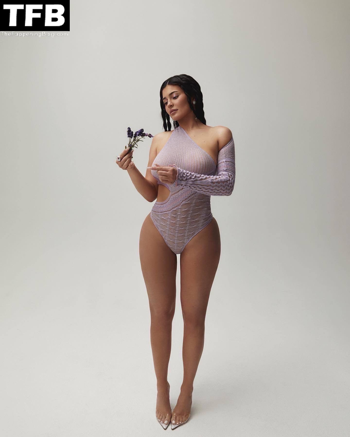 Kylie Jenner Sexy (13 Hot Photos)