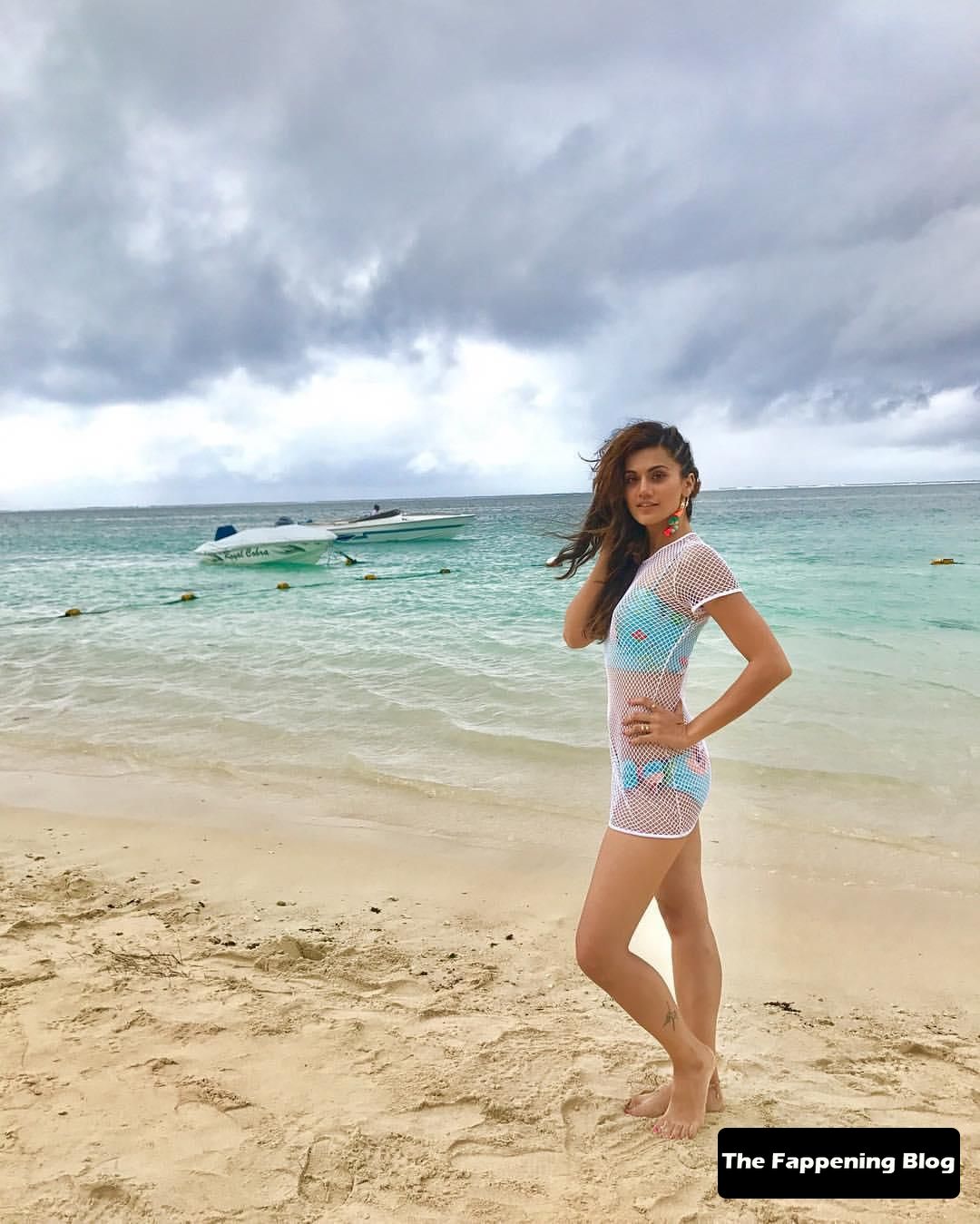 Taapsee Pannu Sexy (12 Photos)