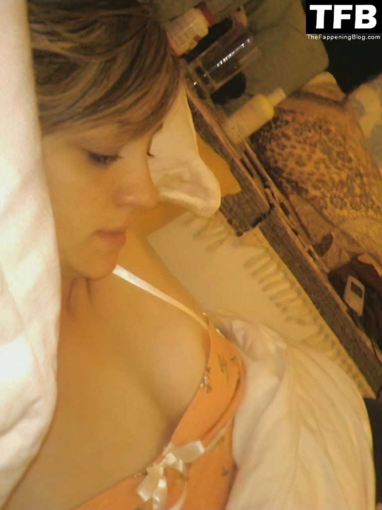 Abby Elliott Nude And Sexy Leaked The Fappening 8 Photos Thefappening 