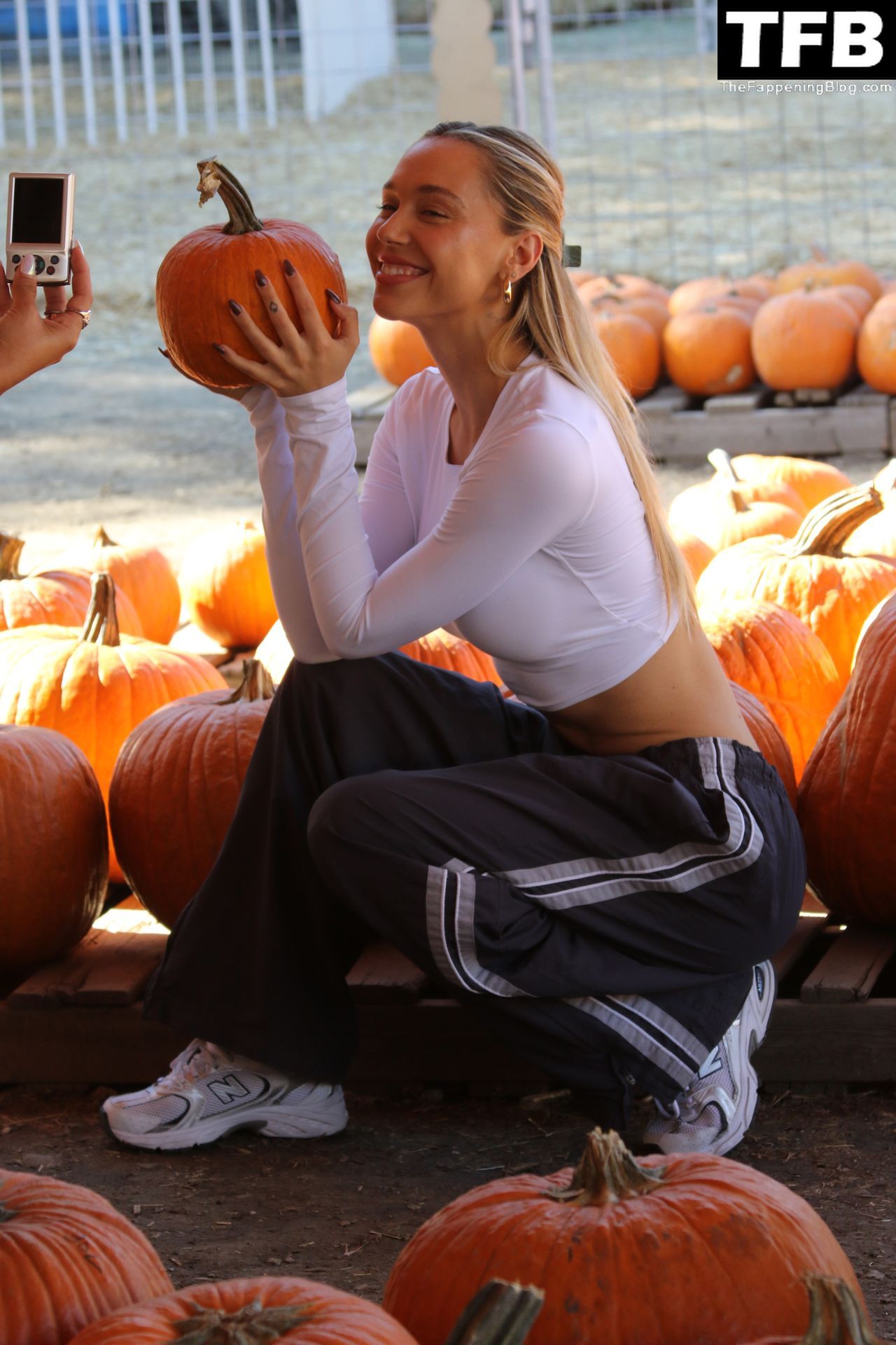 Alexis Ren is All Smiles While Picking Out Pumpkins in LA (50 Photos)