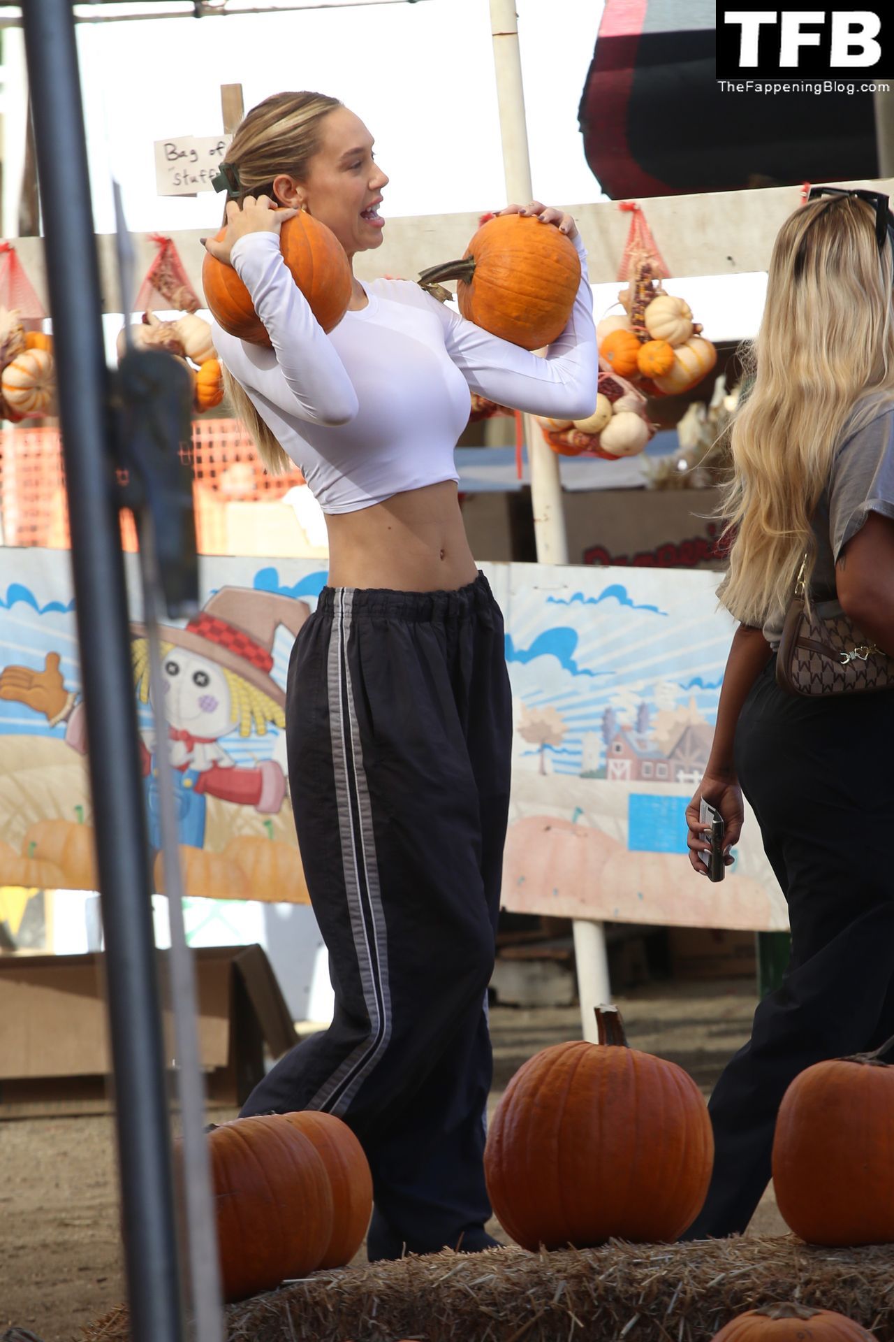 Alexis Ren is All Smiles While Picking Out Pumpkins in LA (50 Photos)