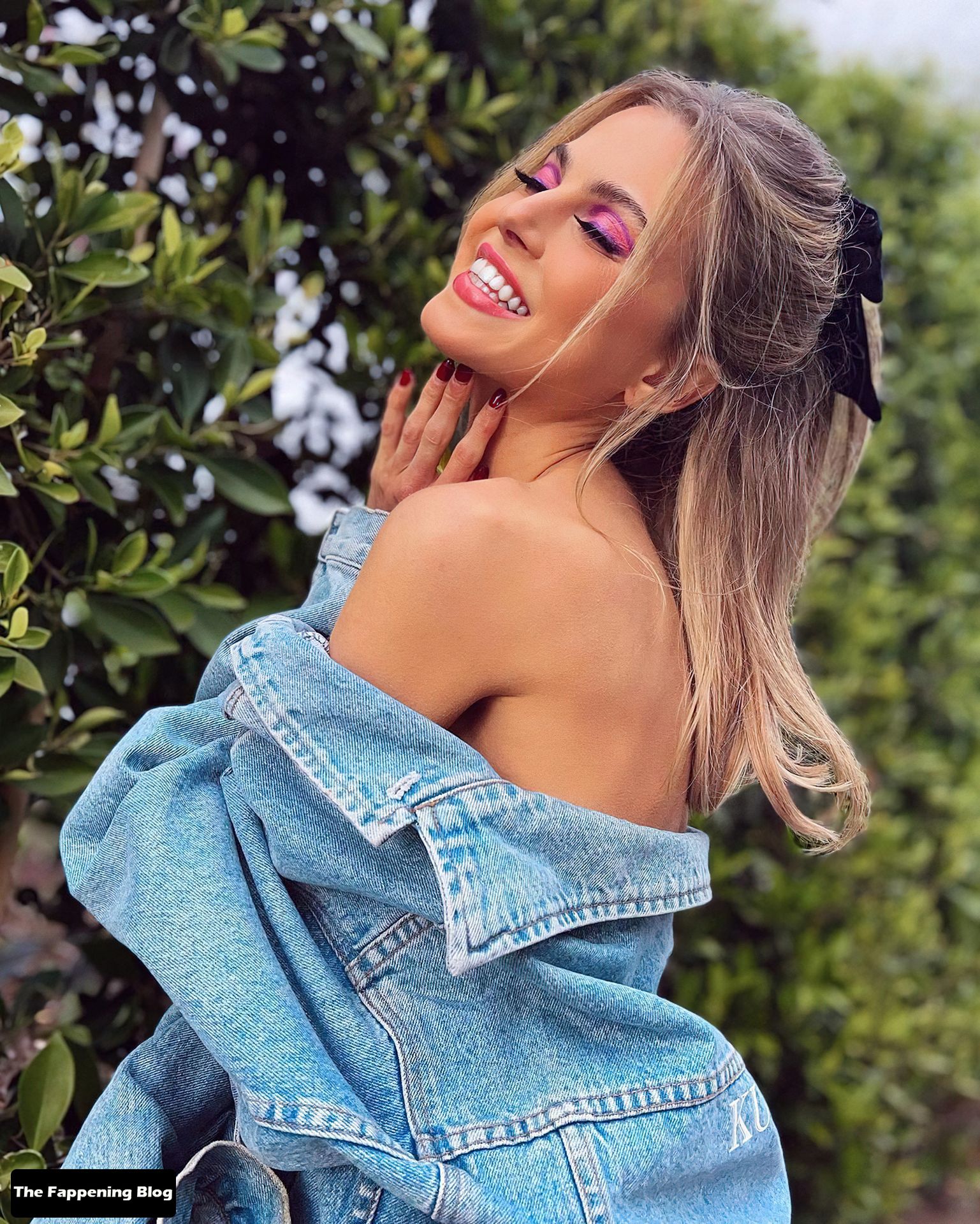Anne Winters Sexy (10 Photos)