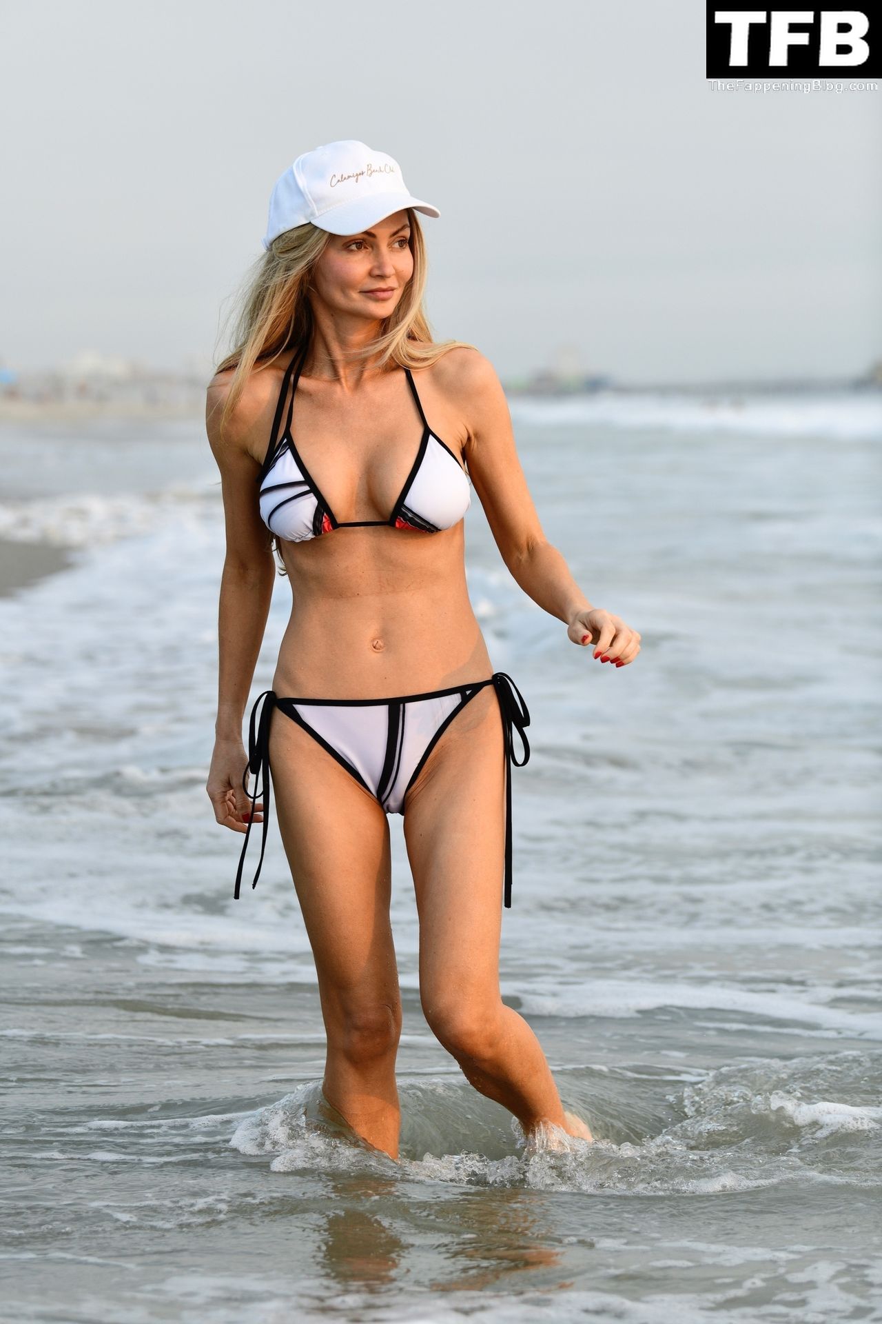 Gia Skova Flaunts Her Sexy Tits &amp; Legs on the Beach in Santa Monica (62 Photos)
