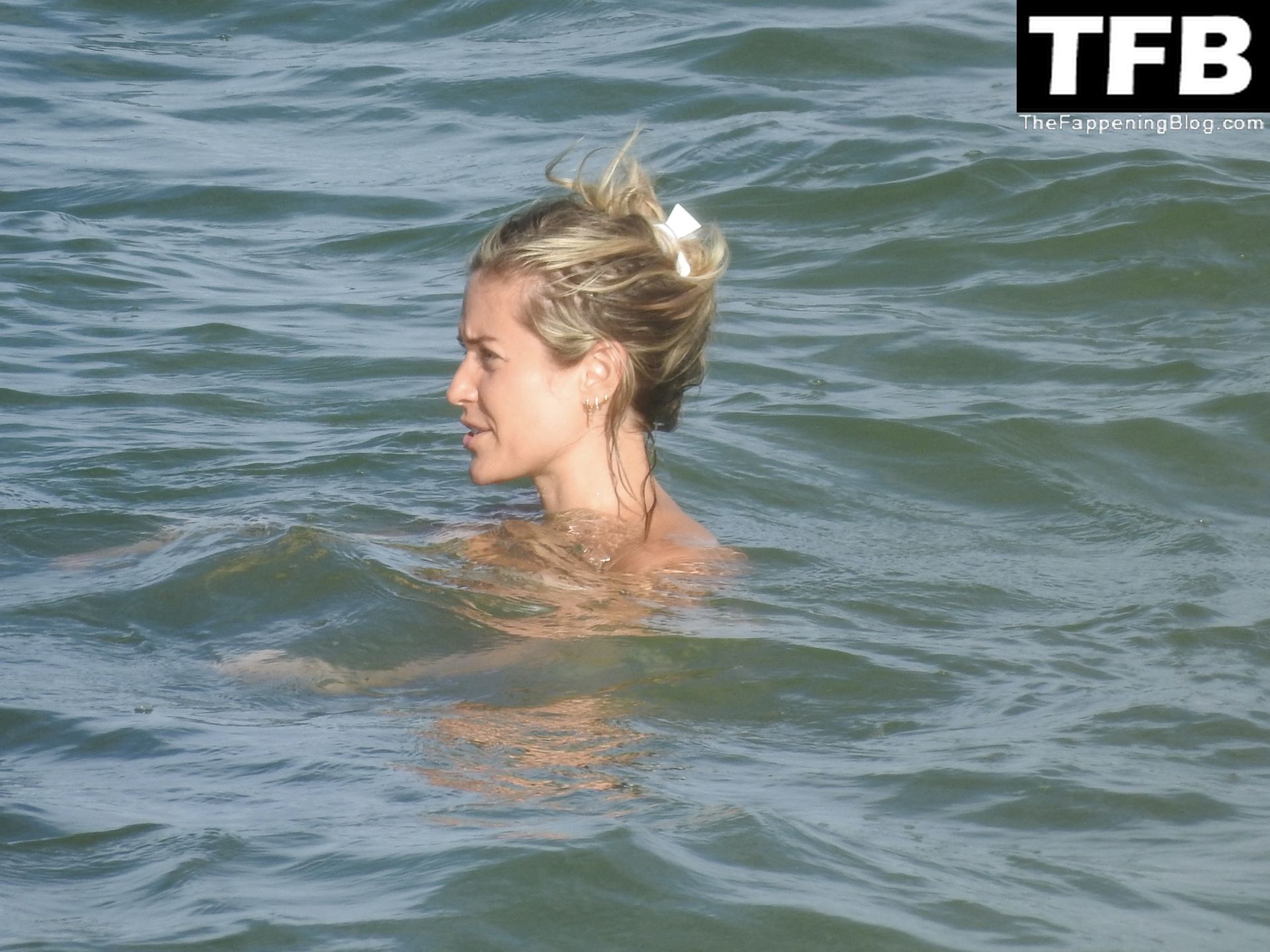 Kristin Cavallari Looks Incredible as She Takes a Dip in the Ocean in a Whi...